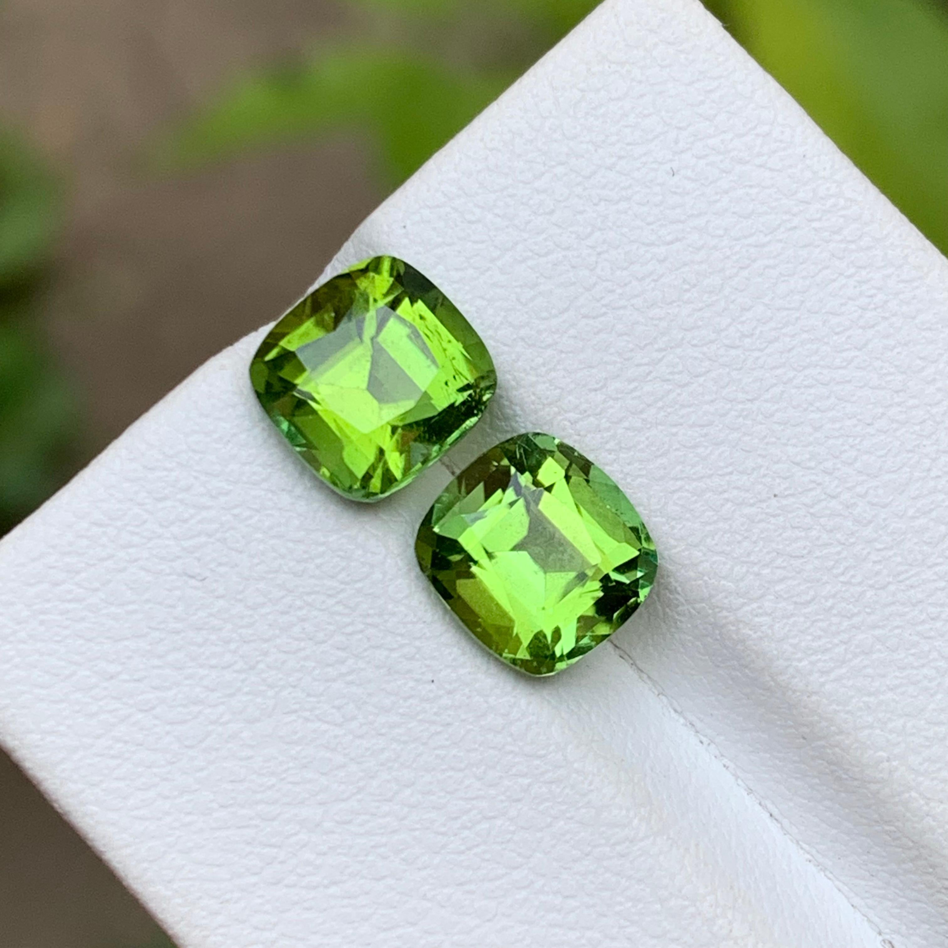 Contemporain Vivid Green Natural Tourmaline Earrings Gemstones 4.35 Ct Cushion Cut  Joaillerie en vente