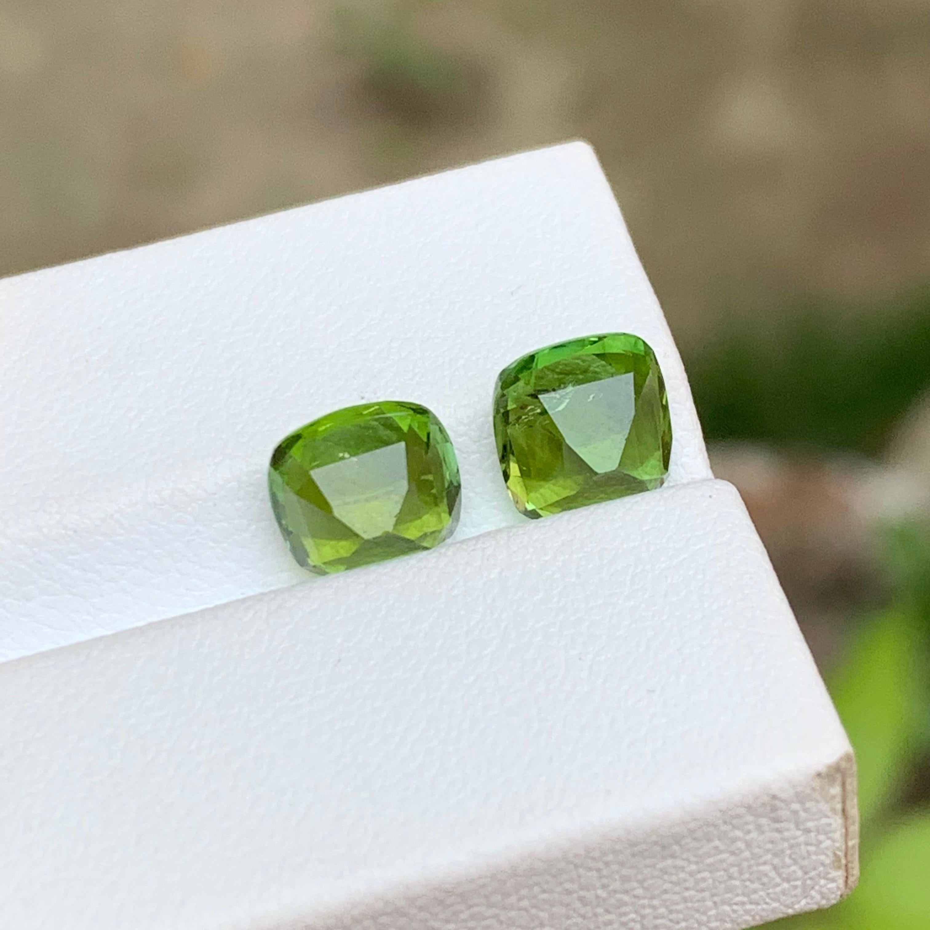 Taille coussin Vivid Green Natural Tourmaline Earrings Gemstones 4.35 Ct Cushion Cut  Joaillerie en vente