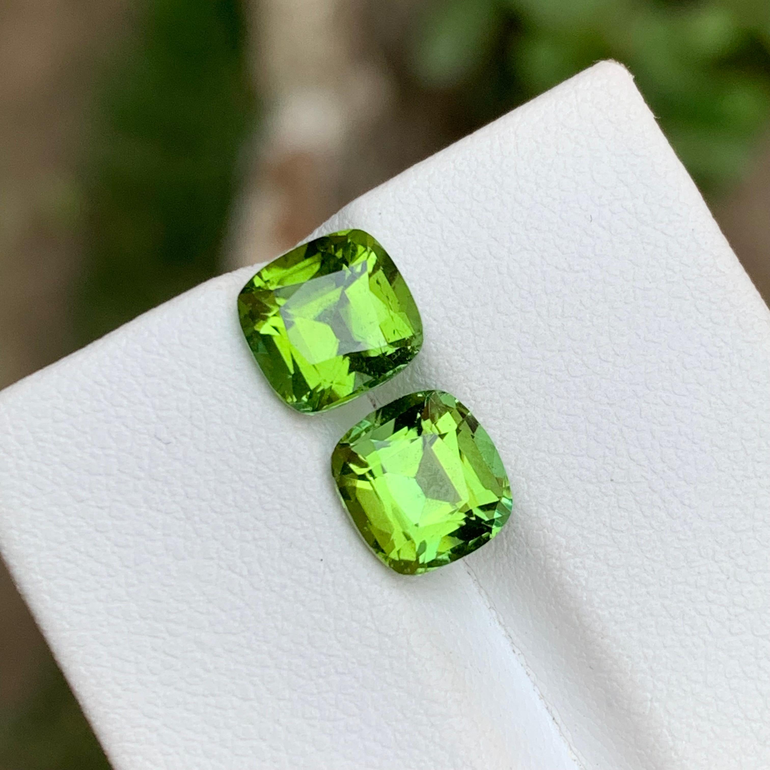 Vivid Green Natural Tourmaline Earrings Gemstones 4.35 Ct Cushion Cut  Joaillerie en vente 1