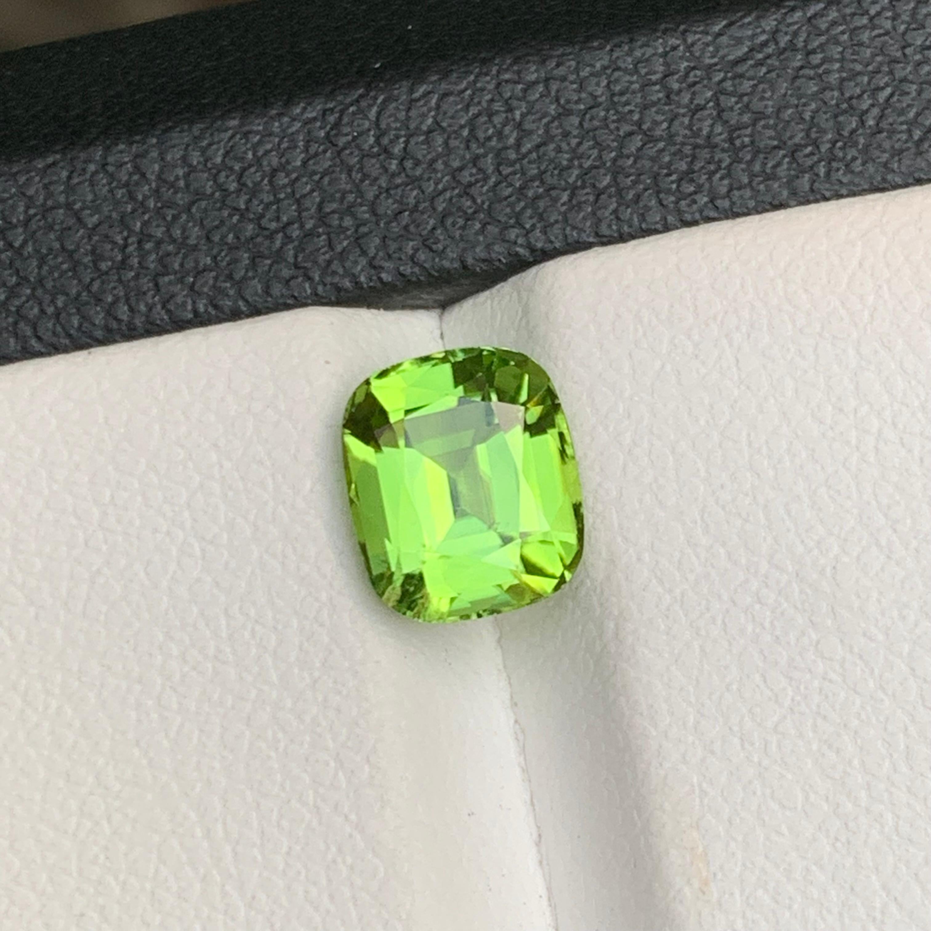 Anello di tormalina naturale verde vivo sfuso 2,10 carati taglio cuscino - Gioielli in vendita 4