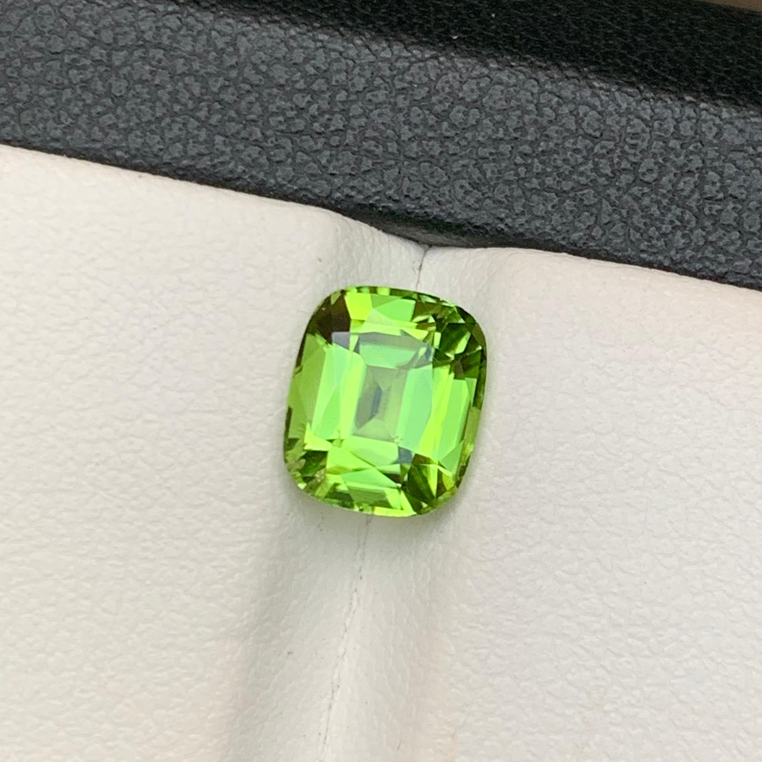 Contemporaneo Anello di tormalina naturale verde vivo sfuso 2,10 carati taglio cuscino - Gioielli in vendita