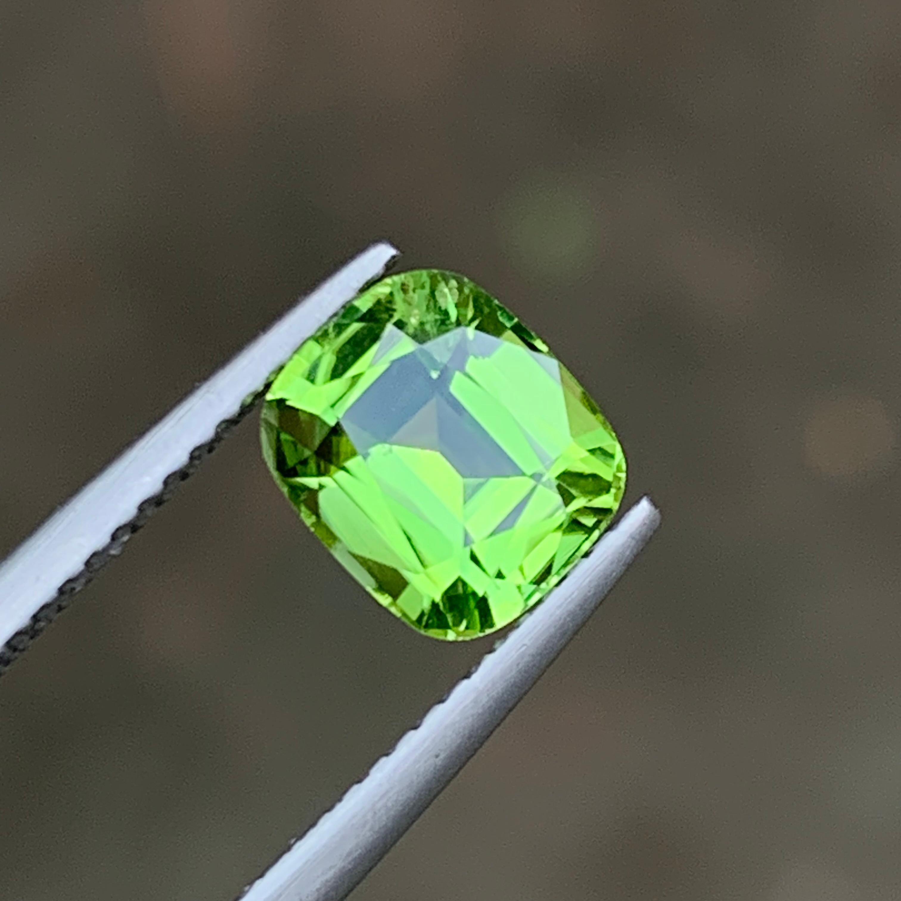Anello di tormalina naturale verde vivo sfuso 2,10 carati taglio cuscino - Gioielli in vendita 1