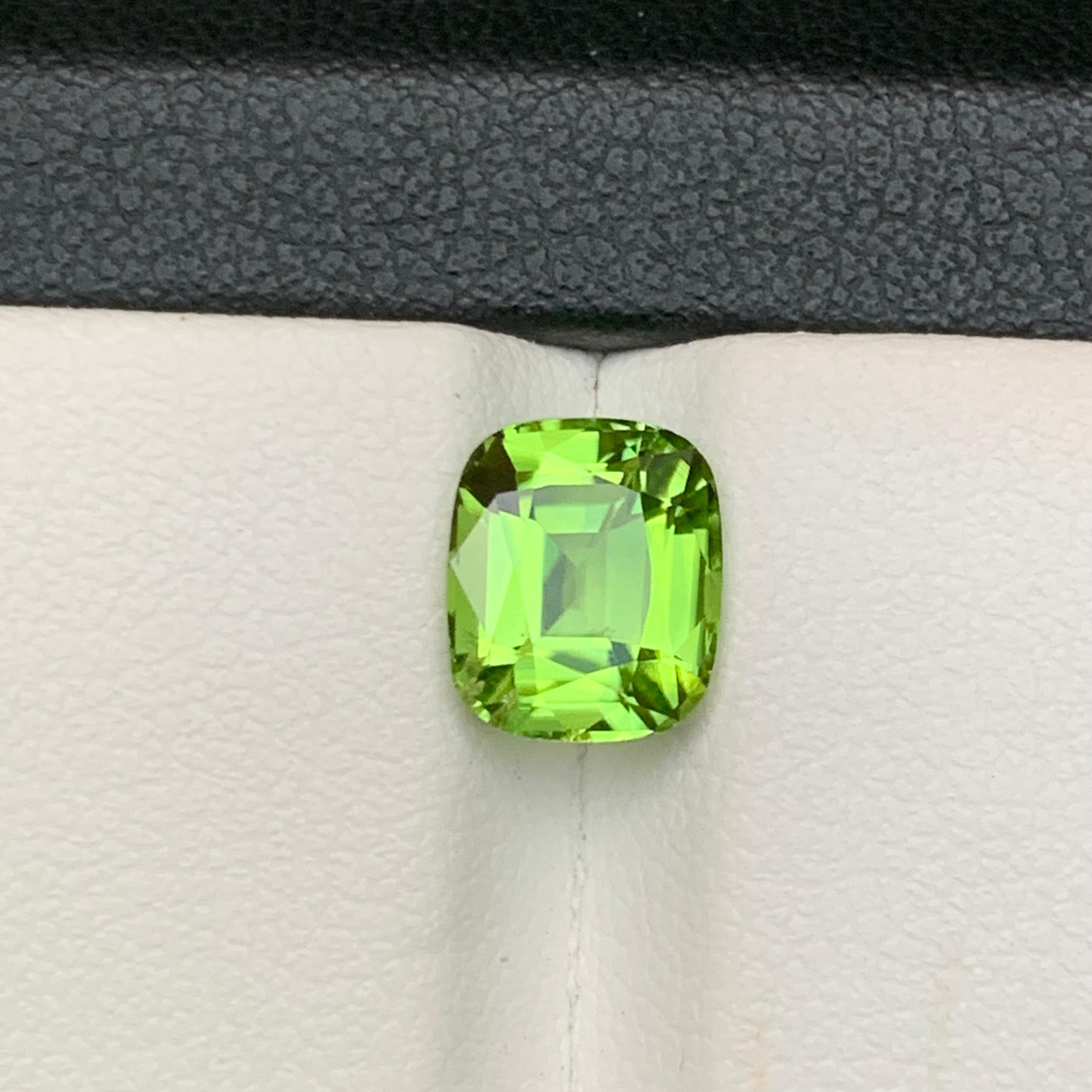 Anello di tormalina naturale verde vivo sfuso 2,10 carati taglio cuscino - Gioielli in vendita 2