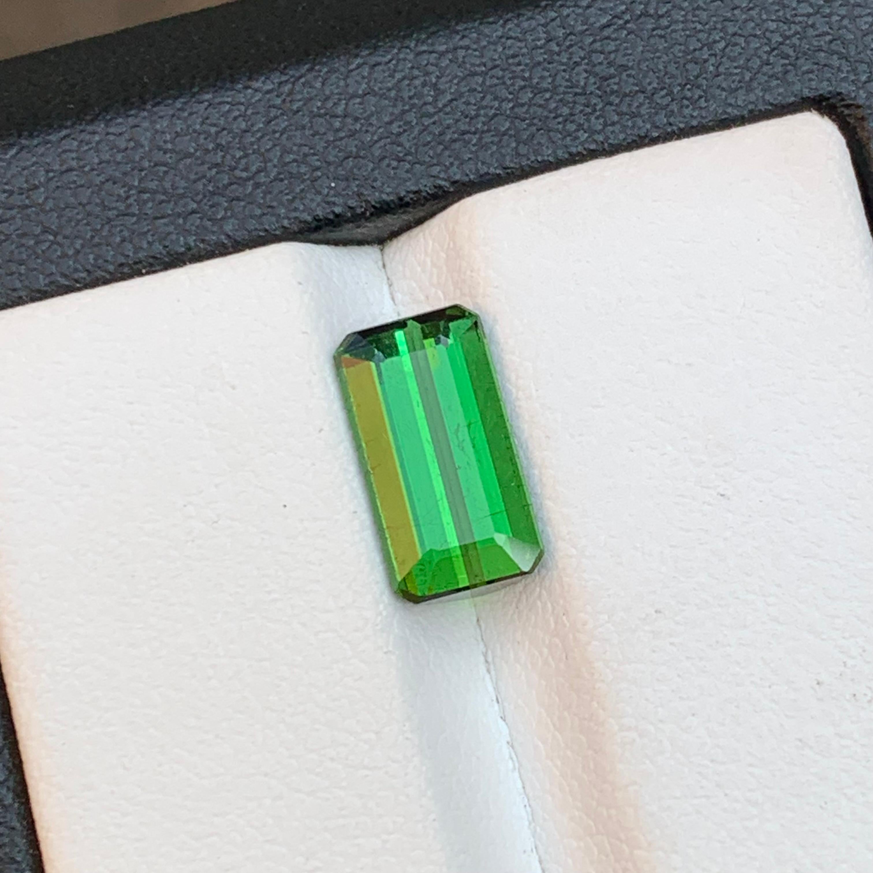 Contemporary Vivid Green Natural Tourmaline Ring Loose Gemstone 2.65 Ct Emerald Cut-Jewelry For Sale