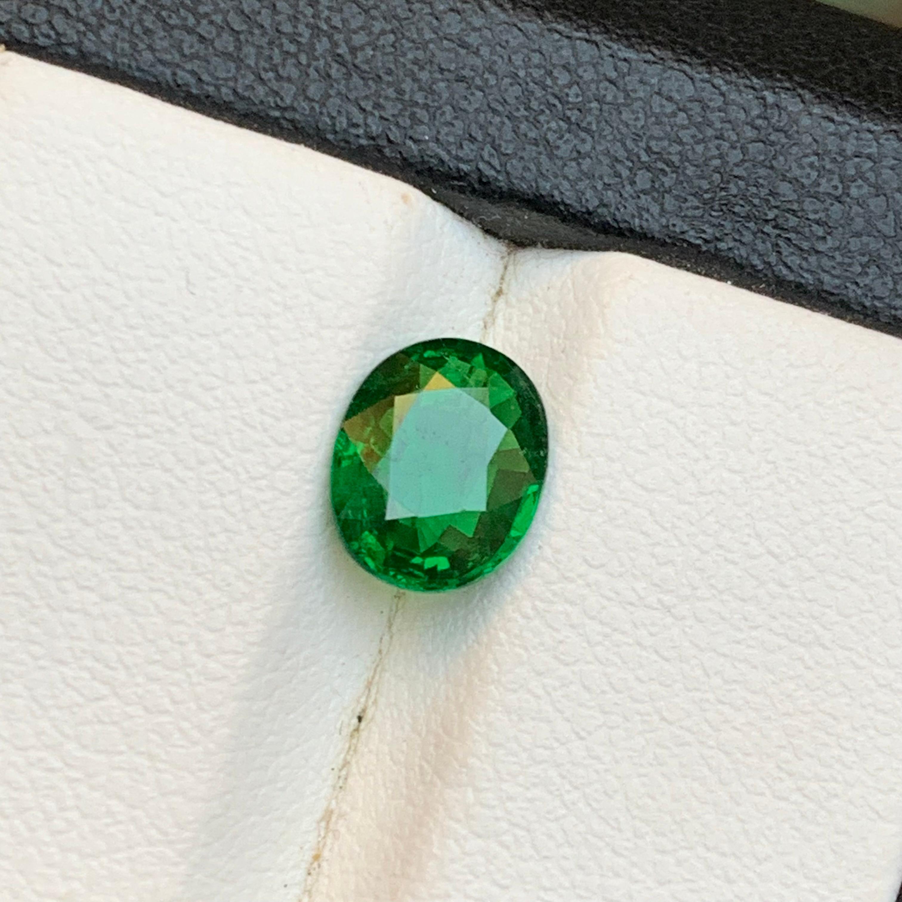 Lebendiges Grün Natürlicher Tsavorit Loser Edelstein 1.70 Ct Oval Schliff für Ring-Schmuck im Zustand „Neu“ im Angebot in Peshawar, PK