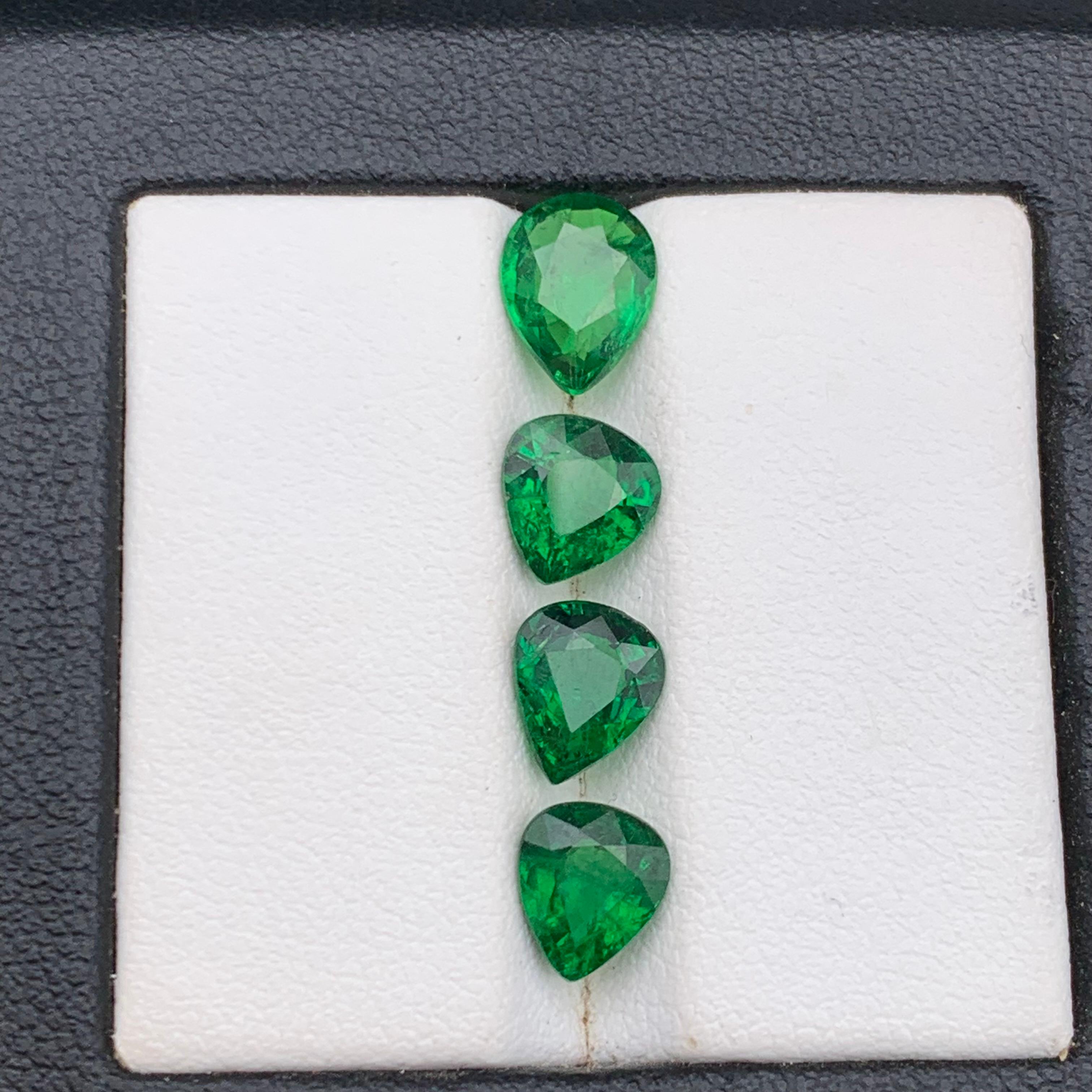 Lebendiges Grün Natürlicher Tsavorit Loser Edelstein Lot 4.6Ct Birnenschliff für Ring-Schmuck (Tropfenschliff) im Angebot