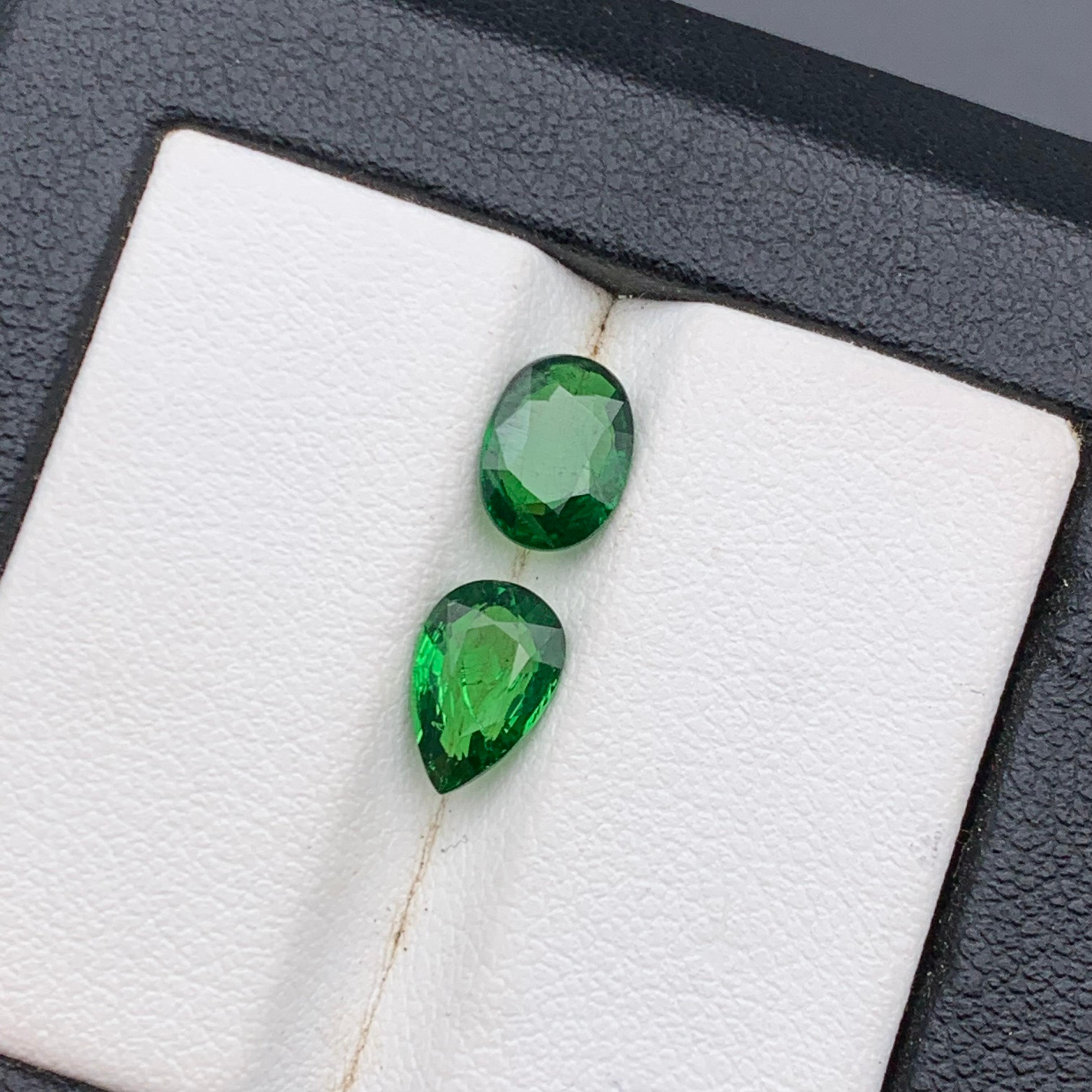 Tsavorite verte naturelle pierres en vrac  pour bague, boucles d'oreilles, collier, pendentif, bracelet ou tout autre bijou - coupe ovale et poire !

💎 TYPE DE PIERRE PRÉCIEUSE : Tsavorite 
⚖️ POIDS : 2,22 carats
🪚 FORME & COUPE : Ovale et