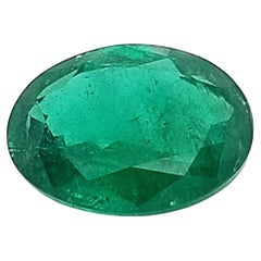 Ovaler sambischer Smaragd 7,97 TCW in leuchtendem Grün