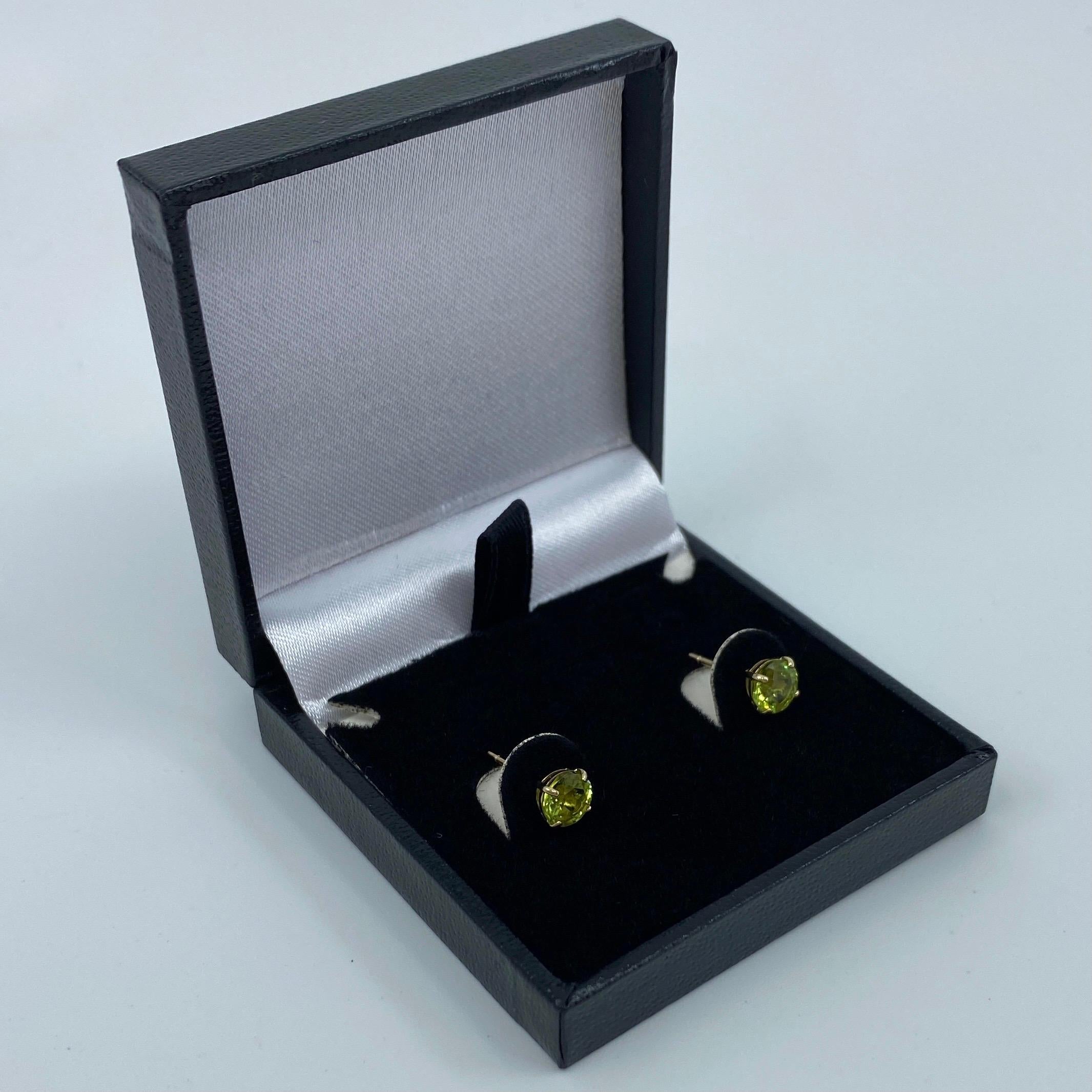 Natural Vivid Green Peridot 1.00 Carat Yellow Gold Round Cut Earring Studs In New Condition For Sale In Birmingham, GB