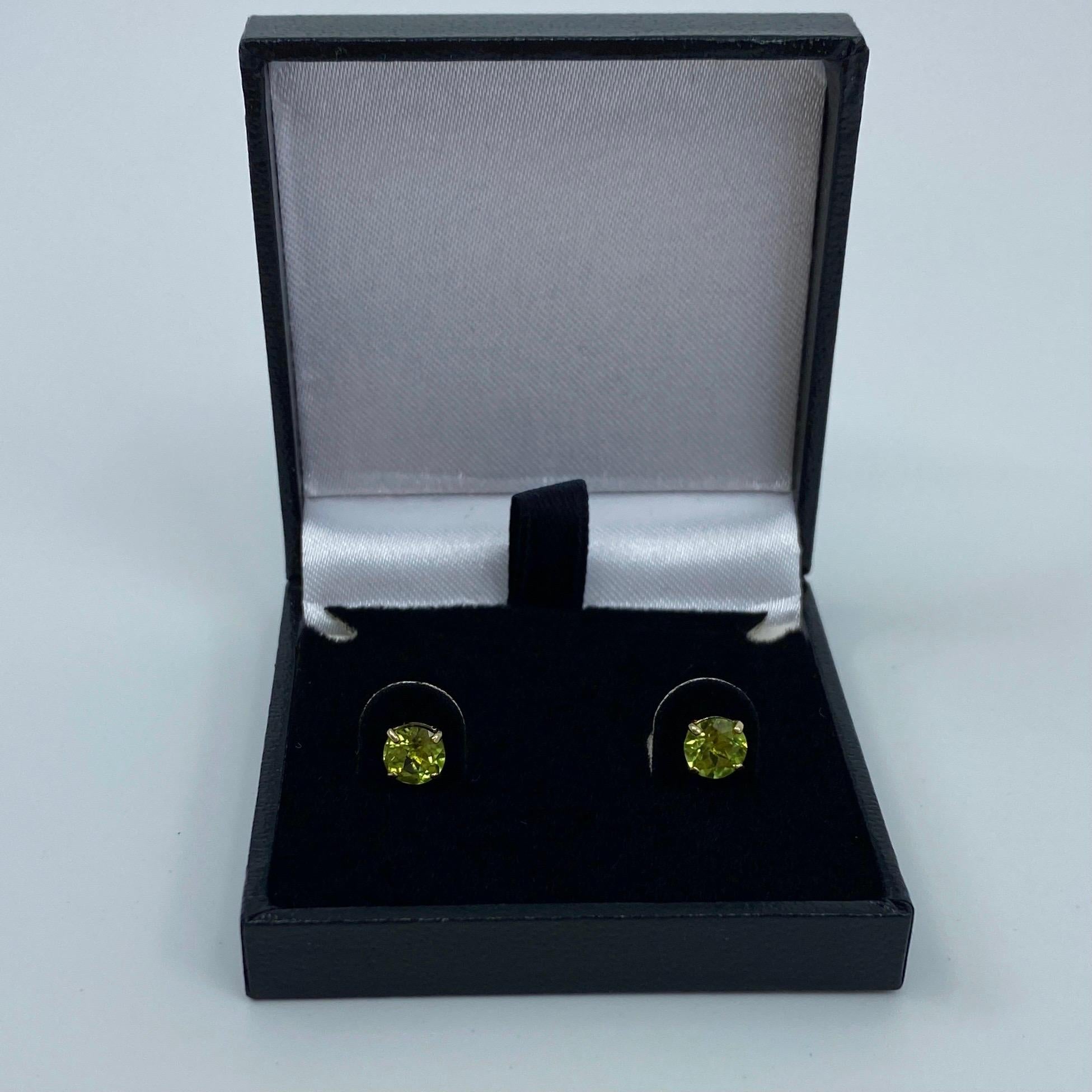 Natural Vivid Green Peridot 1.00 Carat Yellow Gold Round Cut Earring Studs For Sale 2