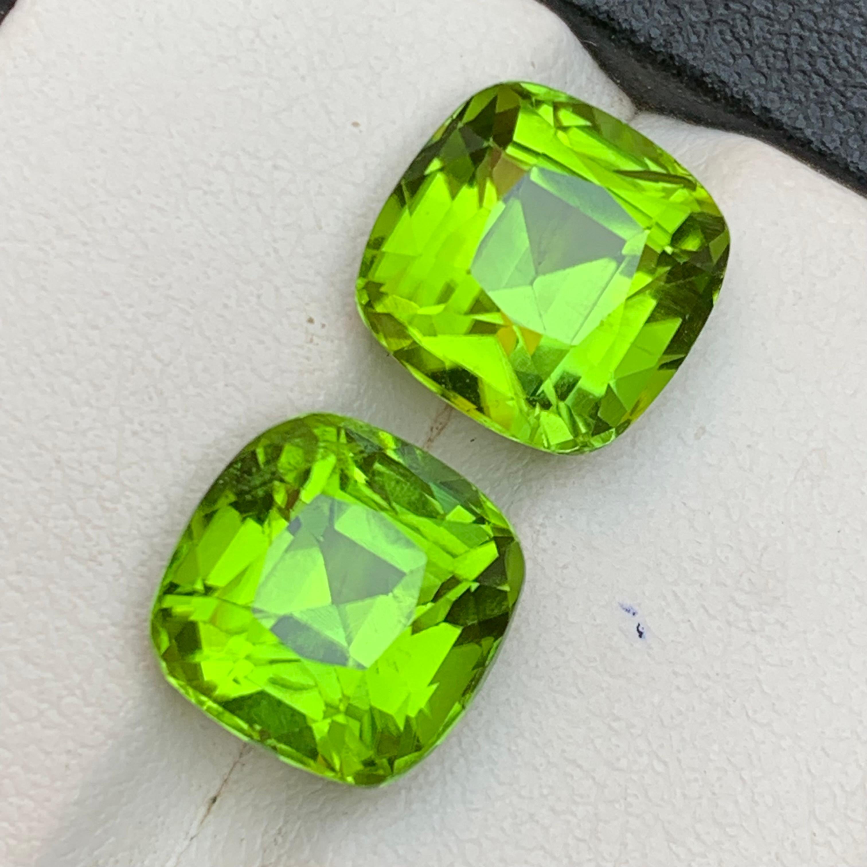 da uomo o donna Peridoto verde vivo 10.50 carati taglio cuscino Set di gemme naturali sfuse per gioielli in vendita