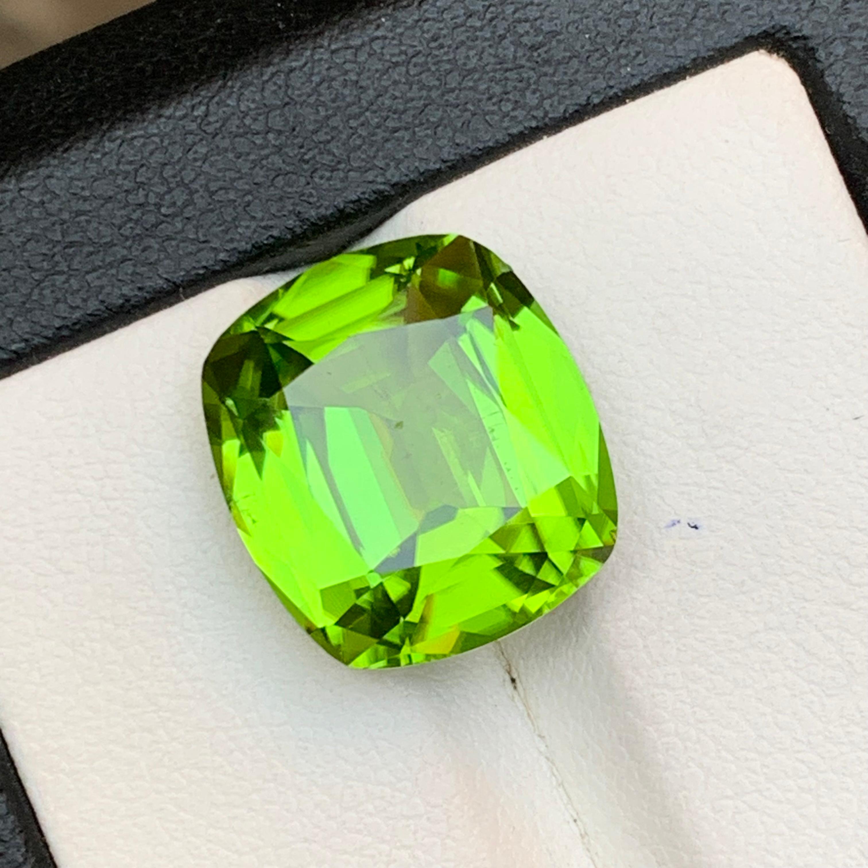 Contemporain Greene & Greene Greene 10.70 Ct Cushion Cut Natural Loose Gemstone for Ring-Jewelry (Péridot vert vif 10.70 Ct taille coussin) en vente