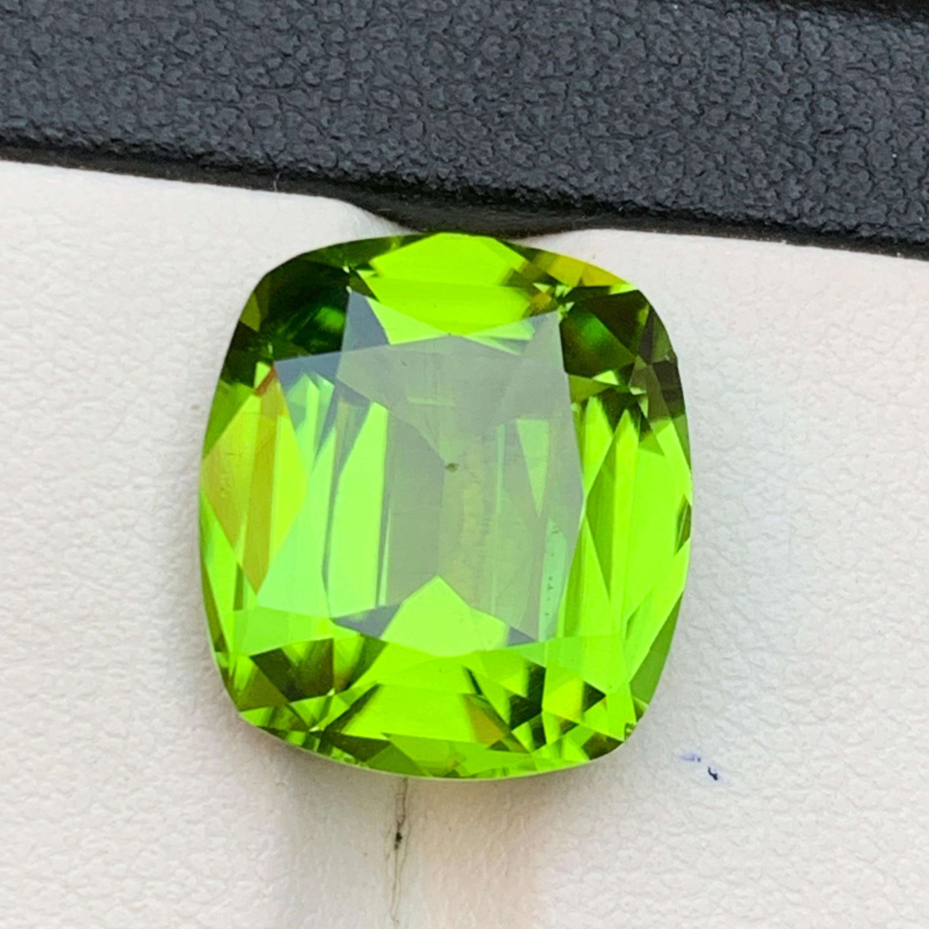 Greene & Greene Greene 10.70 Ct Cushion Cut Natural Loose Gemstone for Ring-Jewelry (Péridot vert vif 10.70 Ct taille coussin) Neuf - En vente à Peshawar, PK