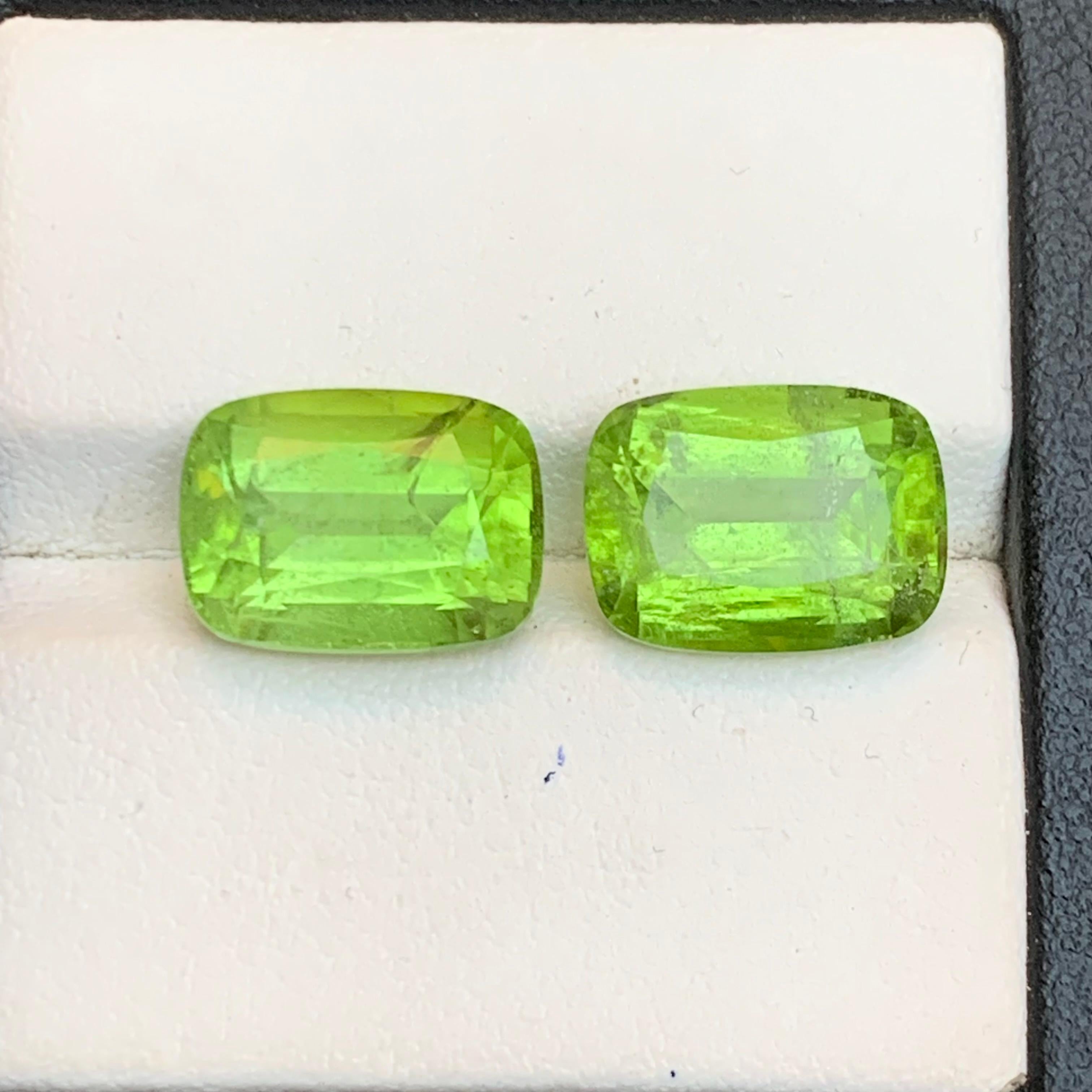 Paire de boucles d'oreilles en péridot vert vif 11.30Ct Cushion Cut Natural Loose Gemstone en vente 4
