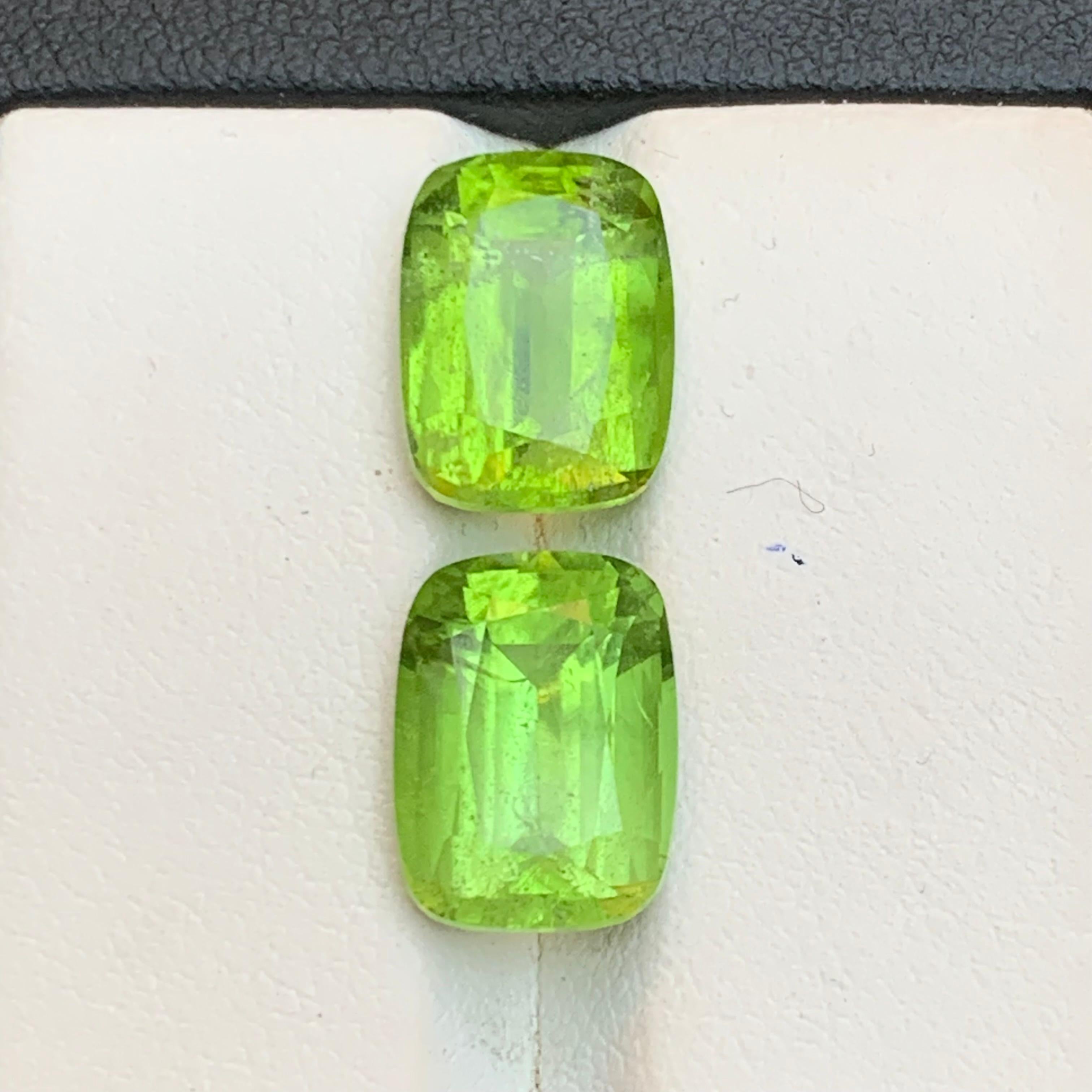 Paire de boucles d'oreilles en péridot vert vif 11.30Ct Cushion Cut Natural Loose Gemstone en vente 5