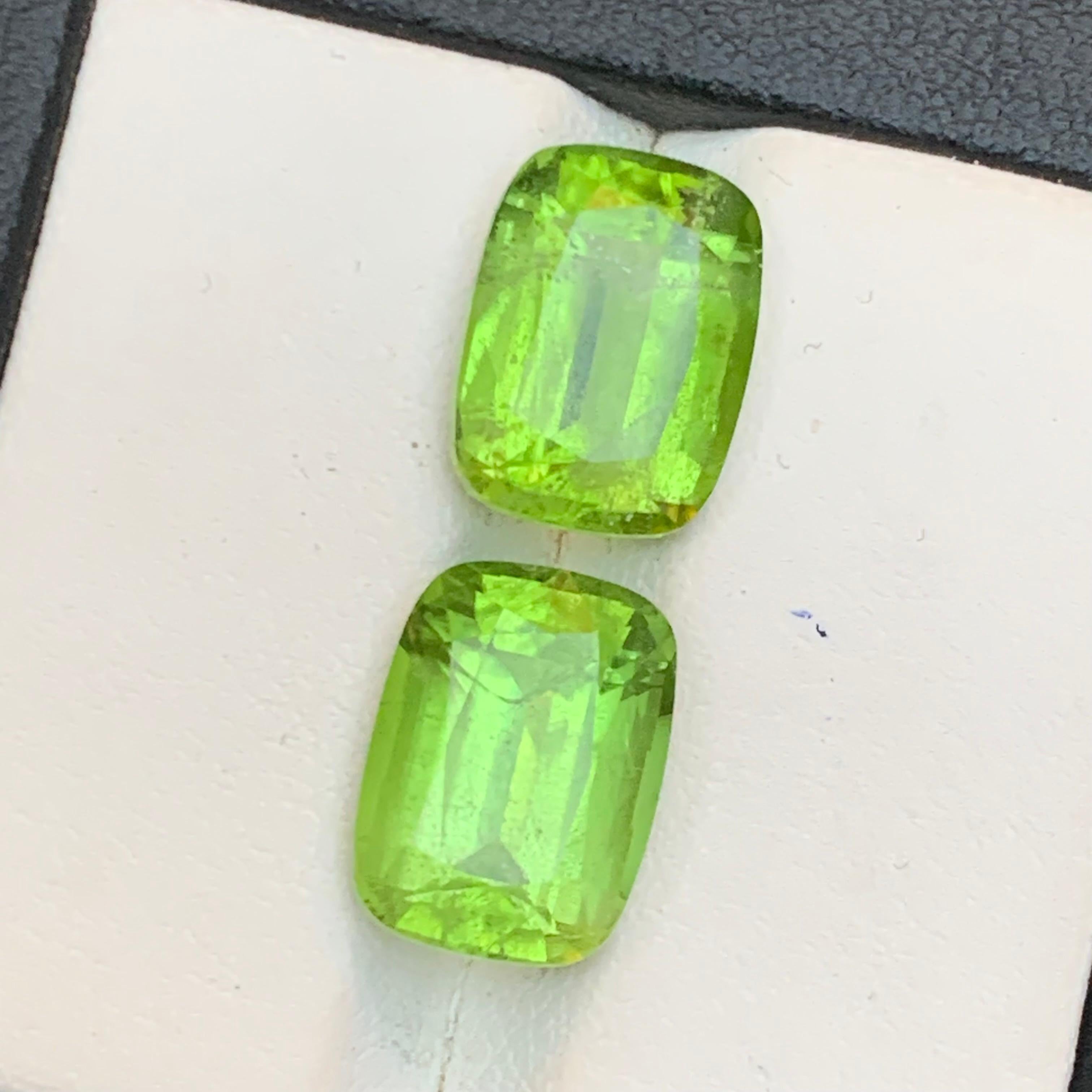 Paire de boucles d'oreilles en péridot vert vif 11.30Ct Cushion Cut Natural Loose Gemstone en vente 6