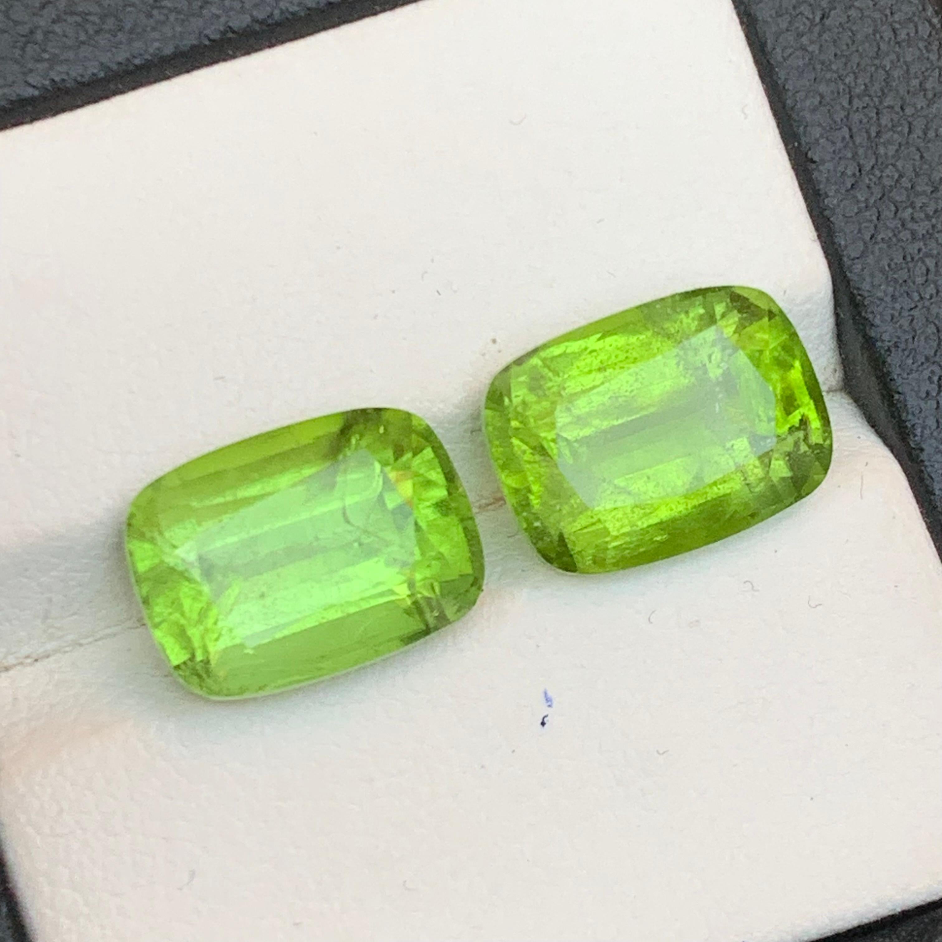 Paire de boucles d'oreilles en péridot vert vif 11.30Ct Cushion Cut Natural Loose Gemstone en vente 7