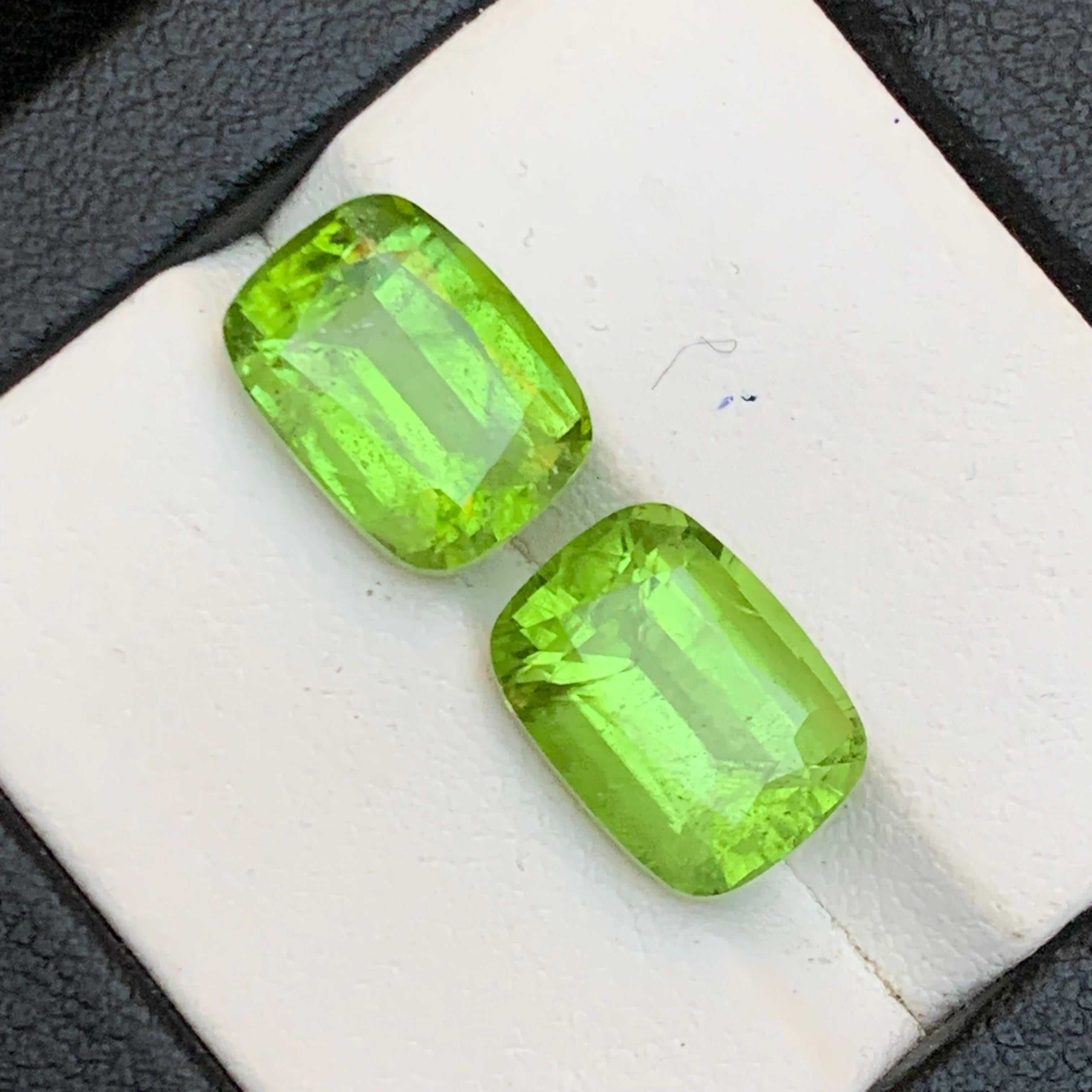 Contemporain Paire de boucles d'oreilles en péridot vert vif 11.30Ct Cushion Cut Natural Loose Gemstone en vente