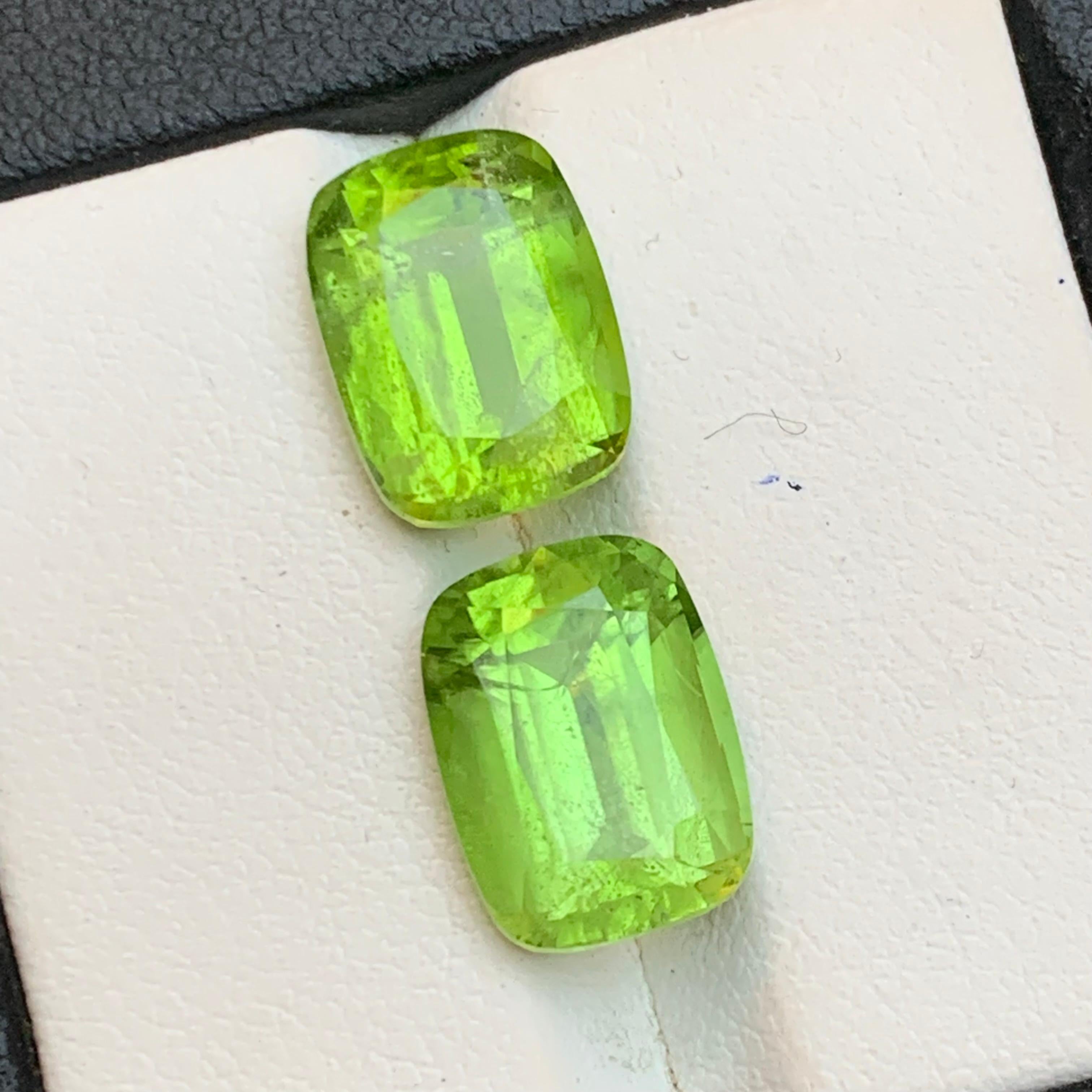 Taille coussin Paire de boucles d'oreilles en péridot vert vif 11.30Ct Cushion Cut Natural Loose Gemstone en vente