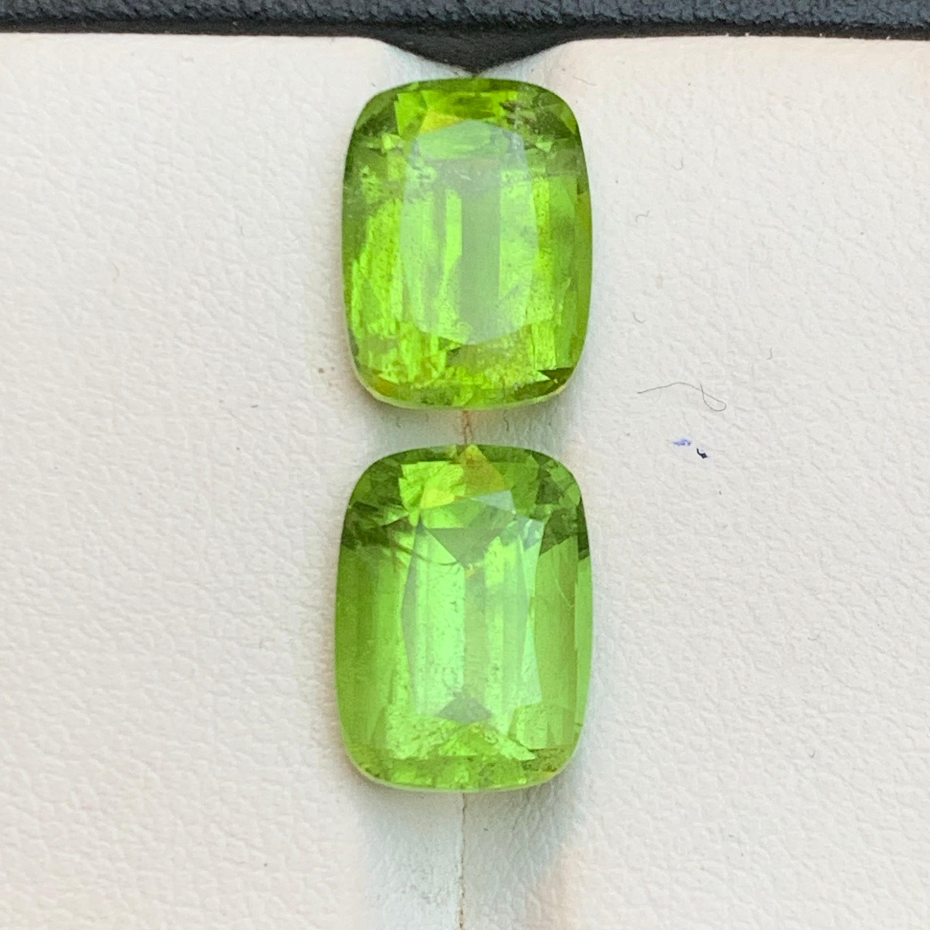 Paire de boucles d'oreilles en péridot vert vif 11.30Ct Cushion Cut Natural Loose Gemstone Unisexe en vente