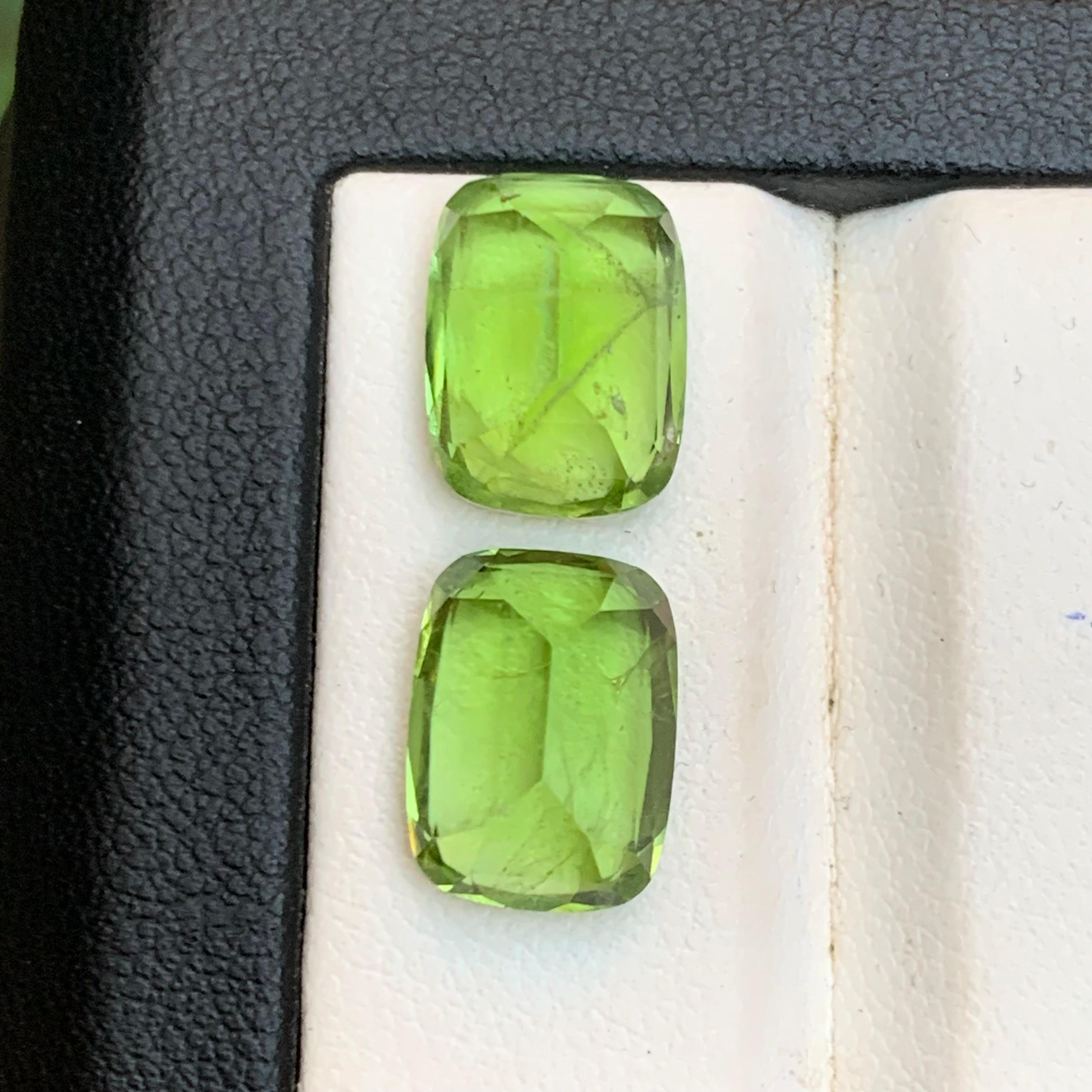 Paire de boucles d'oreilles en péridot vert vif 11.30Ct Cushion Cut Natural Loose Gemstone en vente 1