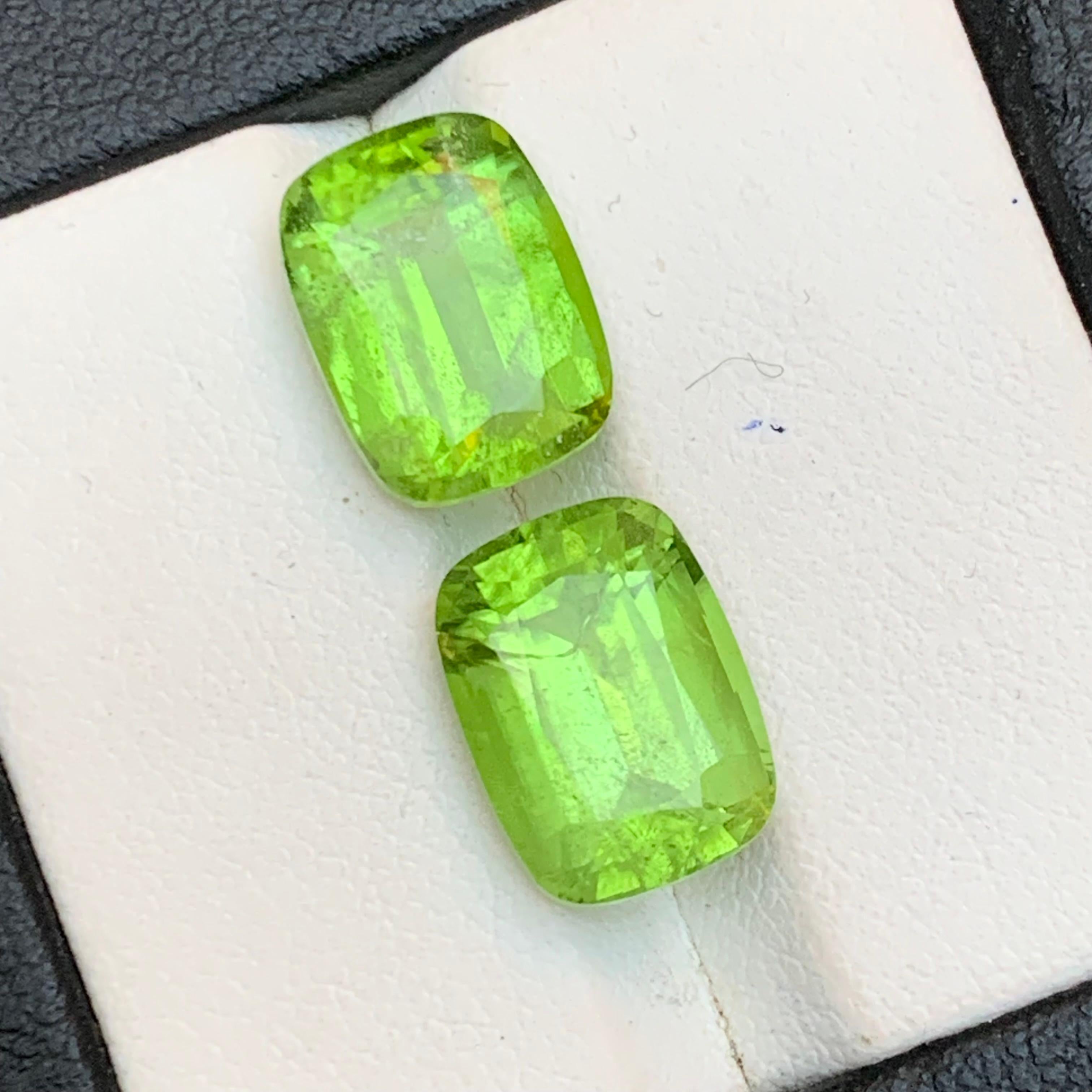 Paire de boucles d'oreilles en péridot vert vif 11.30Ct Cushion Cut Natural Loose Gemstone en vente 2