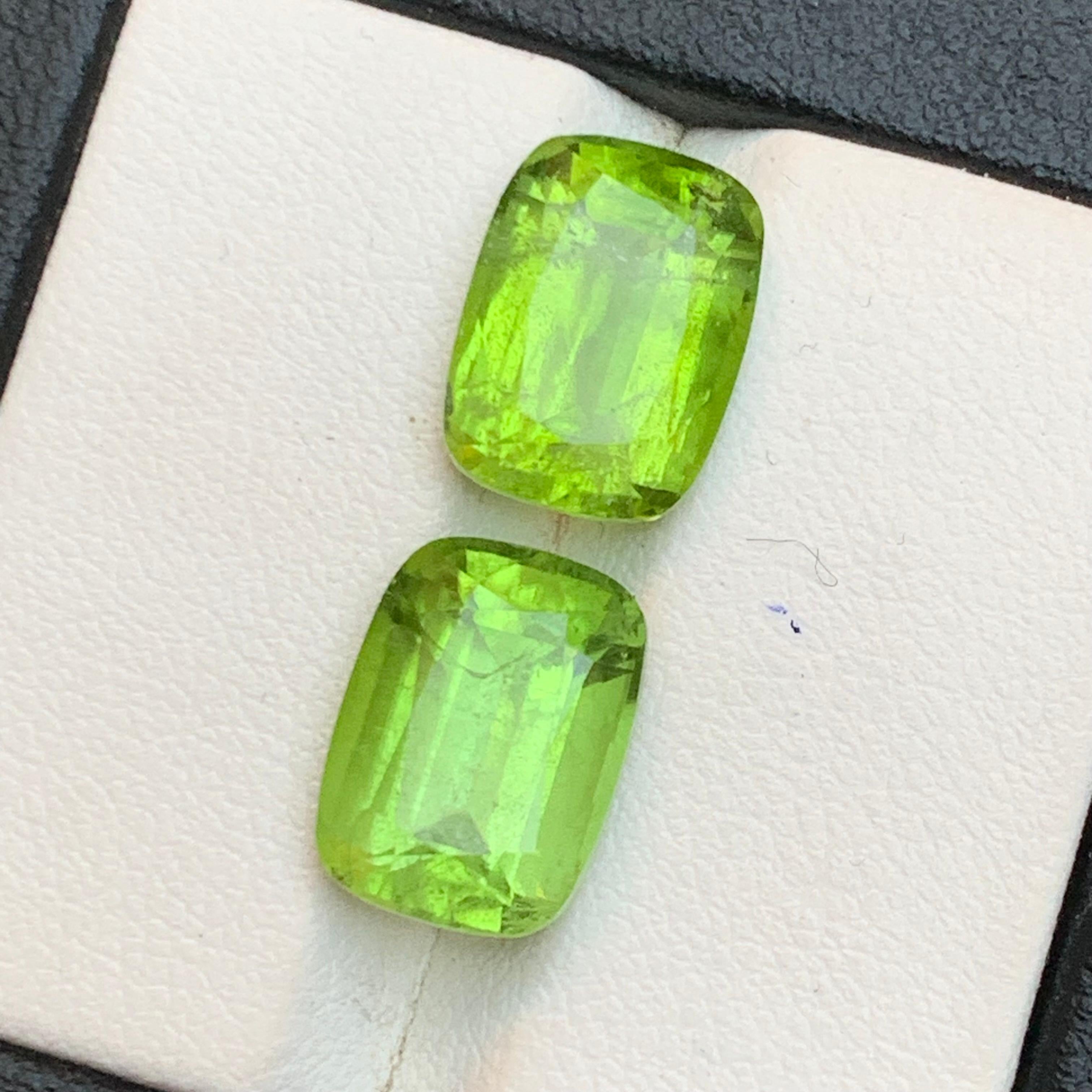 Paire de boucles d'oreilles en péridot vert vif 11.30Ct Cushion Cut Natural Loose Gemstone en vente 3