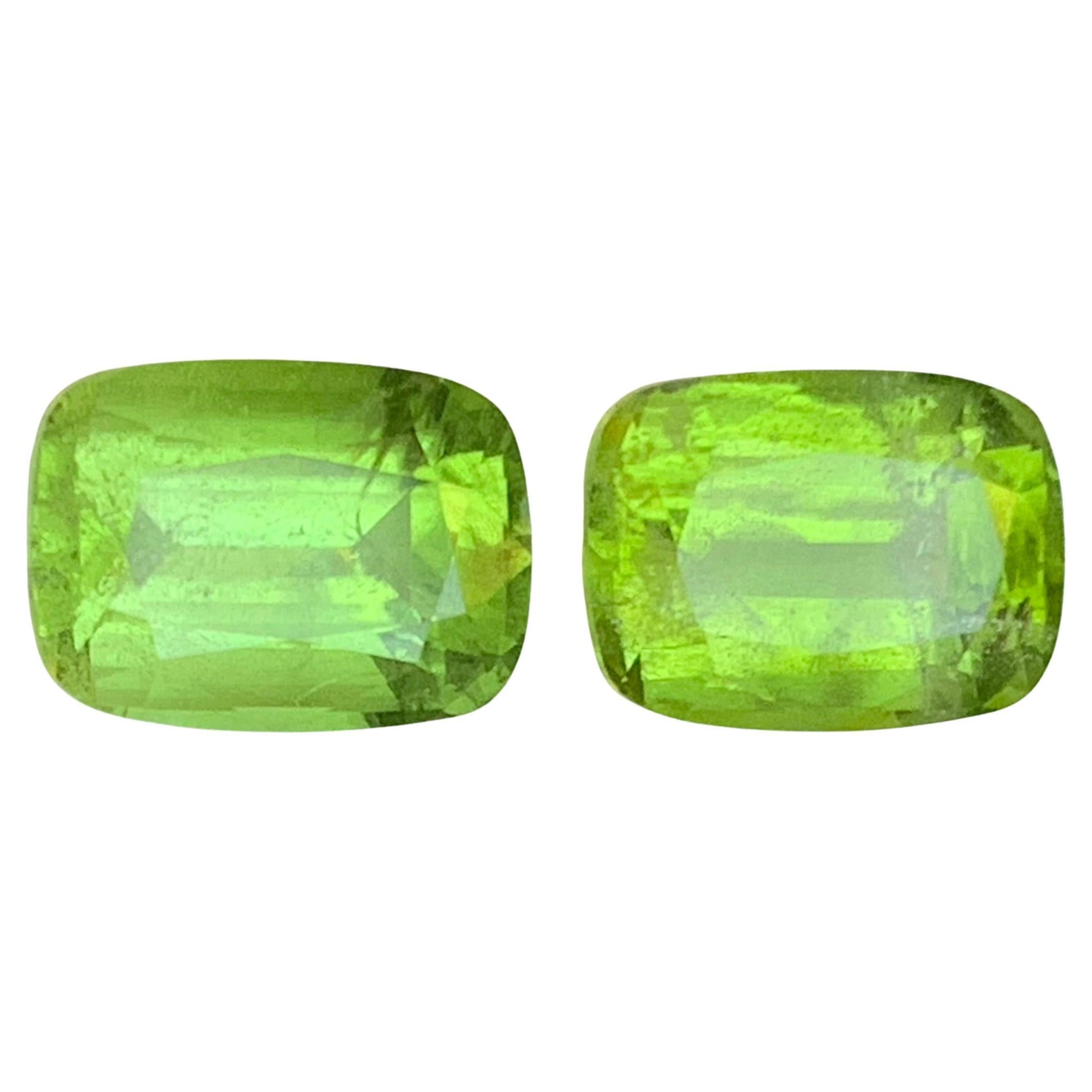 Paire de boucles d
oreilles en péridot vert vif 11.30Ct Cushion Cut Natural Loose Gemstone