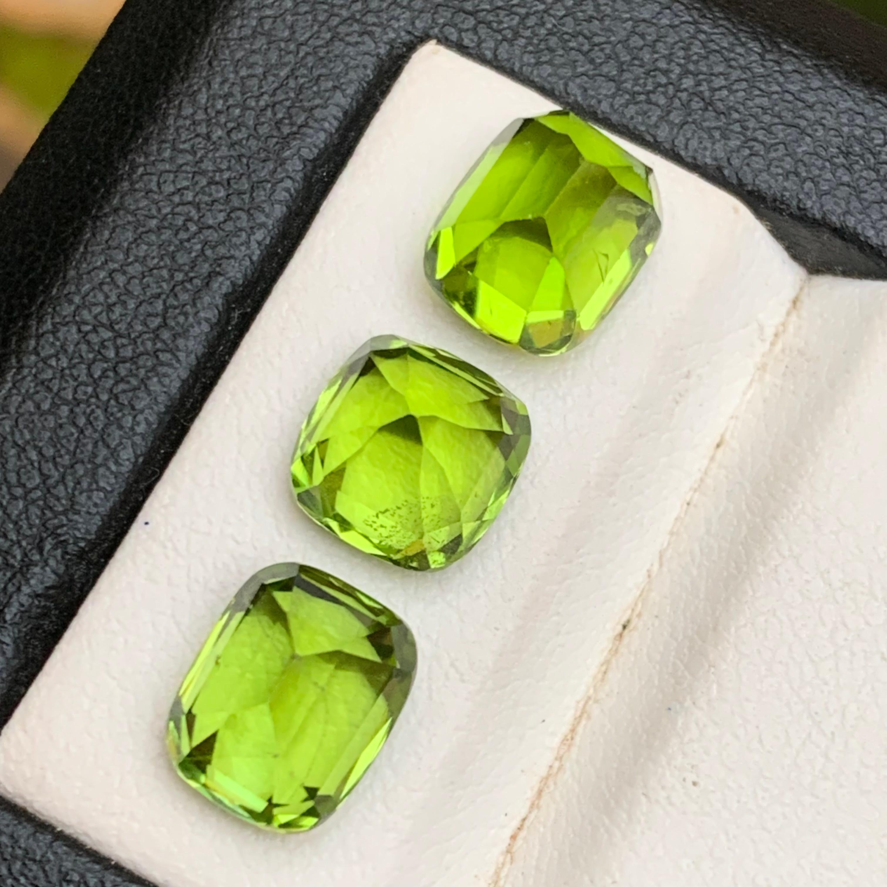 Lebendiger grüner Peridot 11.55 Ct Kissenschliff Natürlicher loser Edelstein Paket für Jewell im Angebot 1