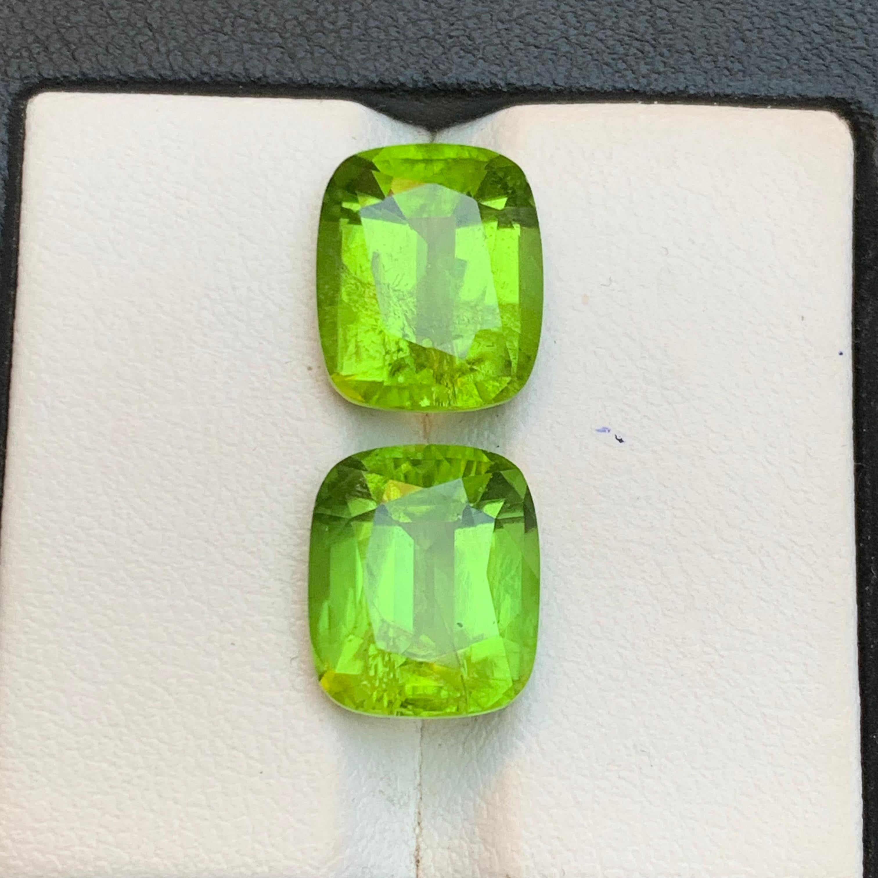 Paire de boucles d'oreilles en péridot vert vif 11.60Ct Cushion Cut Natural Loose Gemstone en vente 4