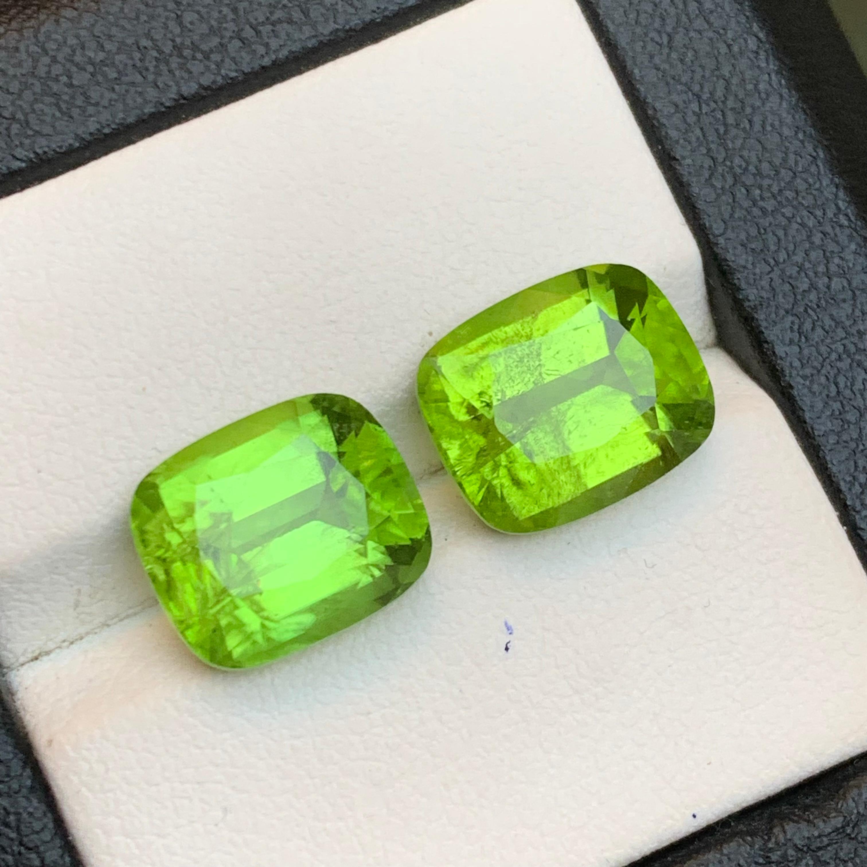 Paire de boucles d'oreilles en péridot vert vif 11.60Ct Cushion Cut Natural Loose Gemstone en vente 5