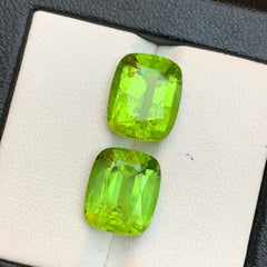Paire de boucles d'oreilles en péridot vert vif 11.60Ct Cushion Cut Natural Loose Gemstone