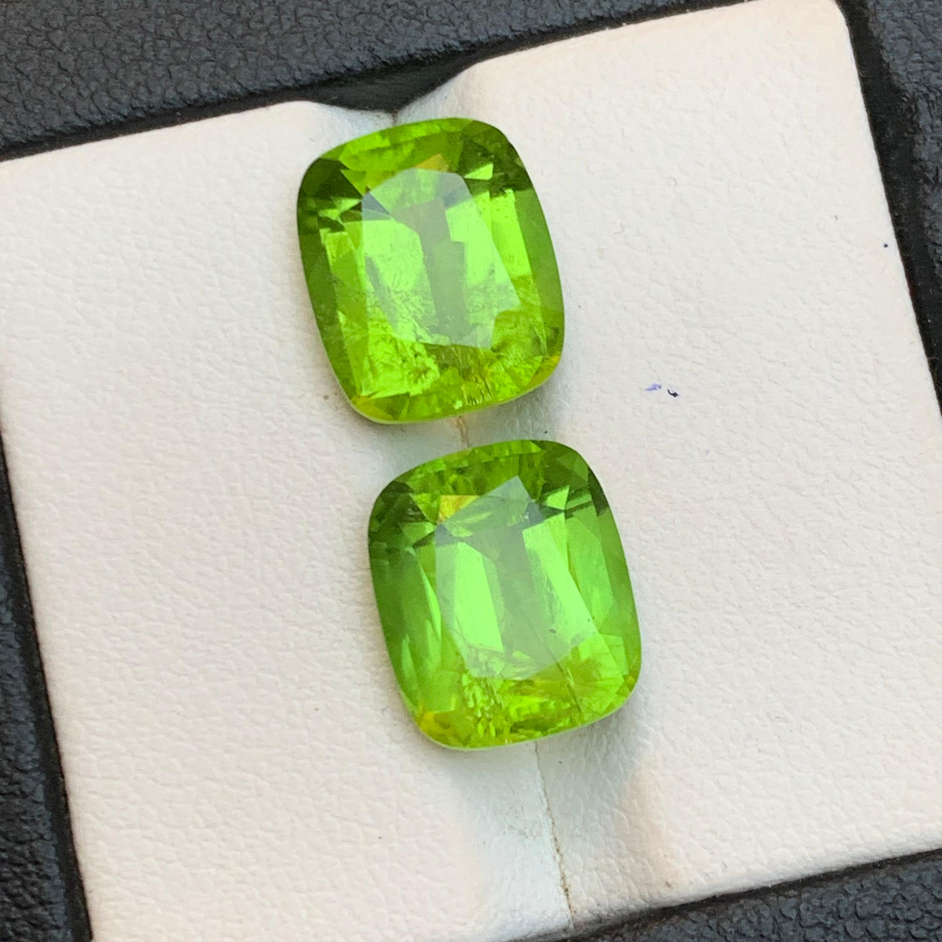 Contemporain Paire de boucles d'oreilles en péridot vert vif 11.60Ct Cushion Cut Natural Loose Gemstone en vente