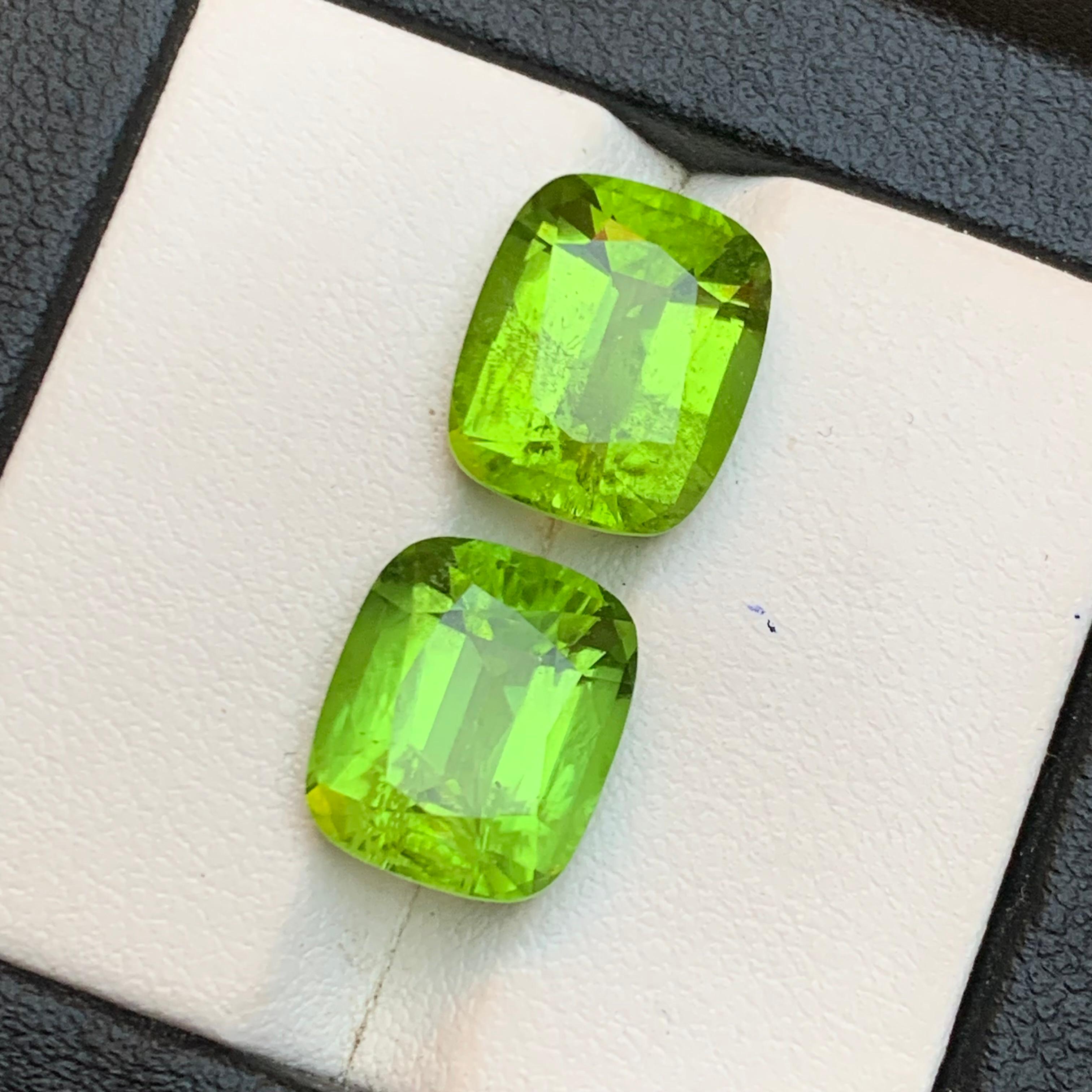Taille coussin Paire de boucles d'oreilles en péridot vert vif 11.60Ct Cushion Cut Natural Loose Gemstone en vente