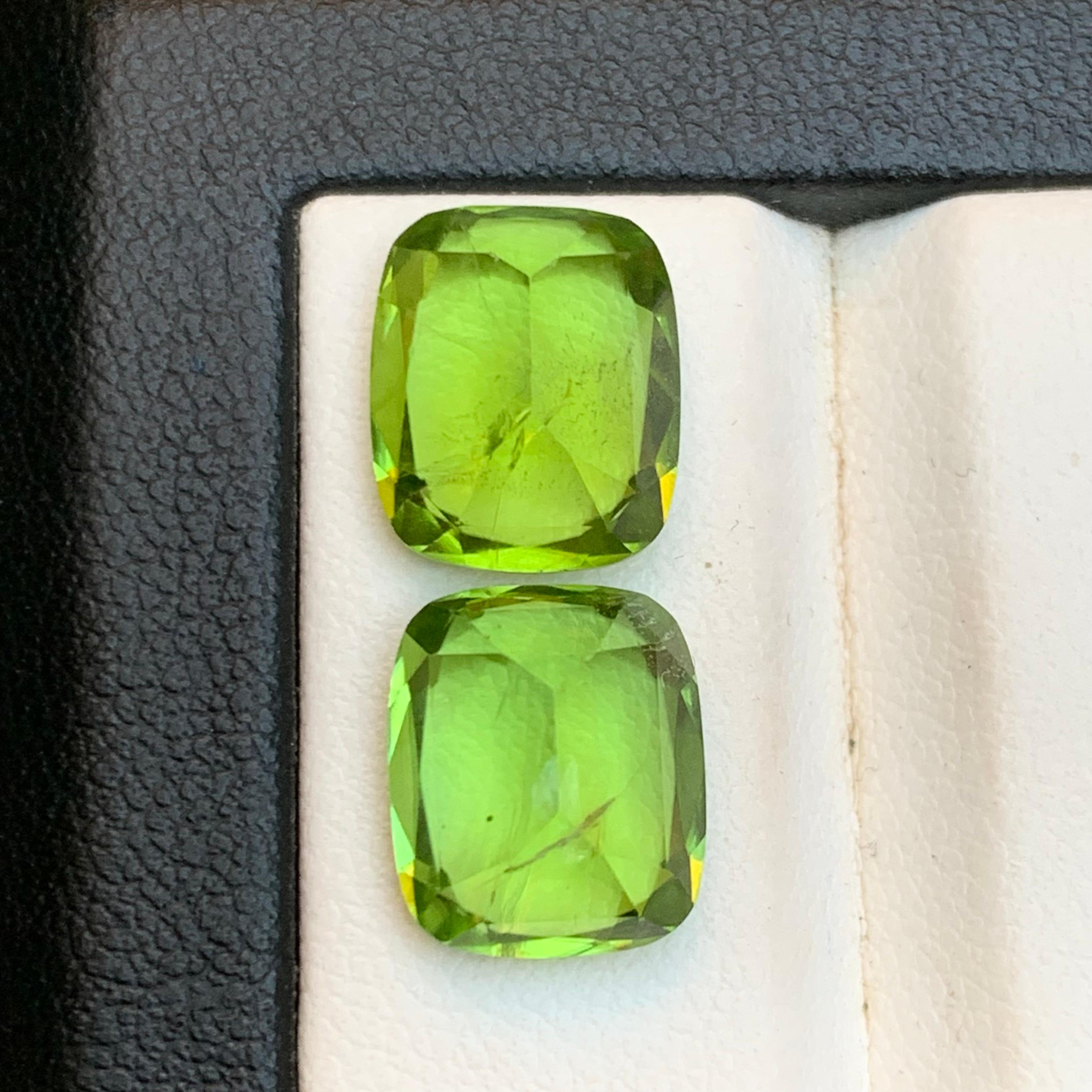 Paire de boucles d'oreilles en péridot vert vif 11.60Ct Cushion Cut Natural Loose Gemstone Unisexe en vente