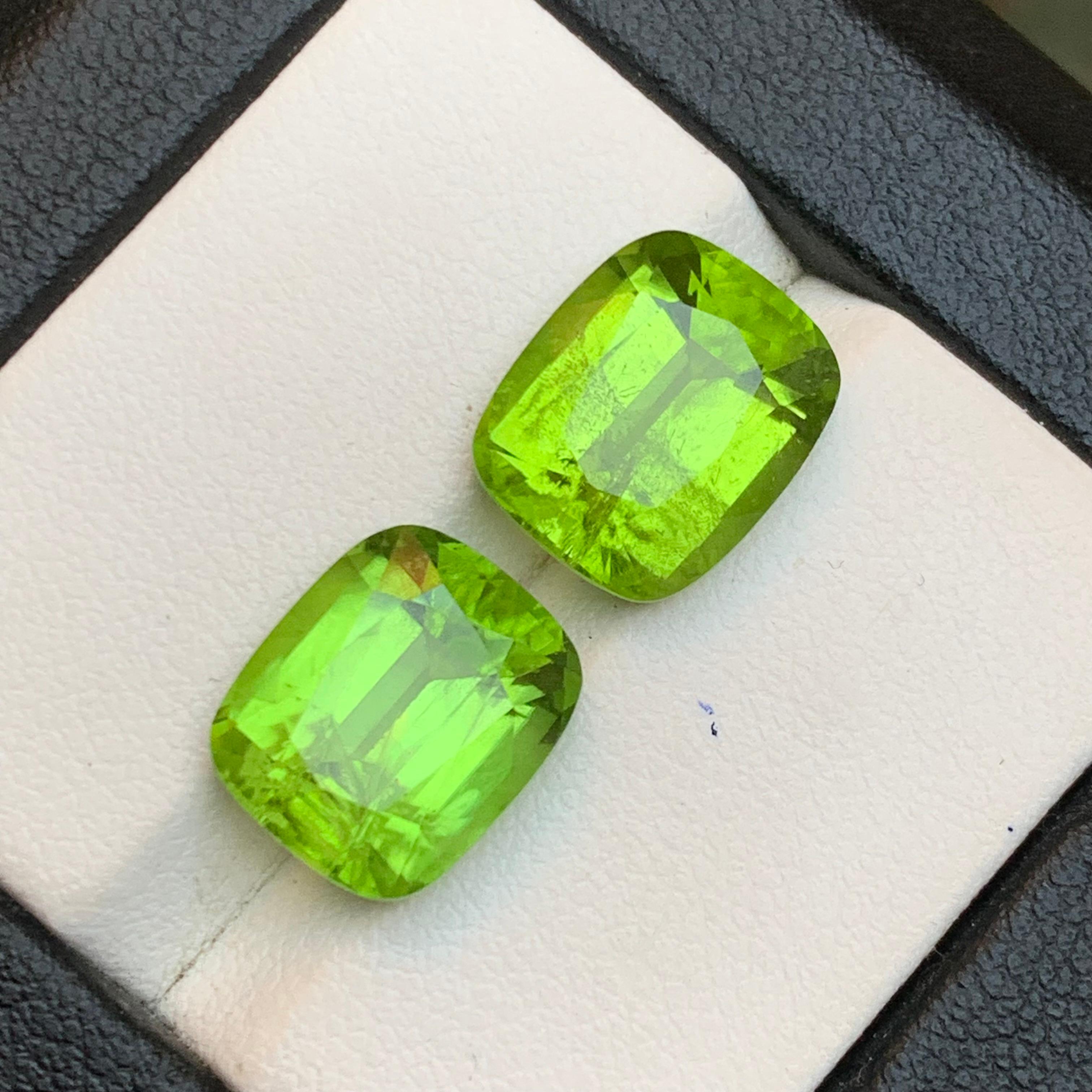 Paire de boucles d'oreilles en péridot vert vif 11.60Ct Cushion Cut Natural Loose Gemstone en vente 1