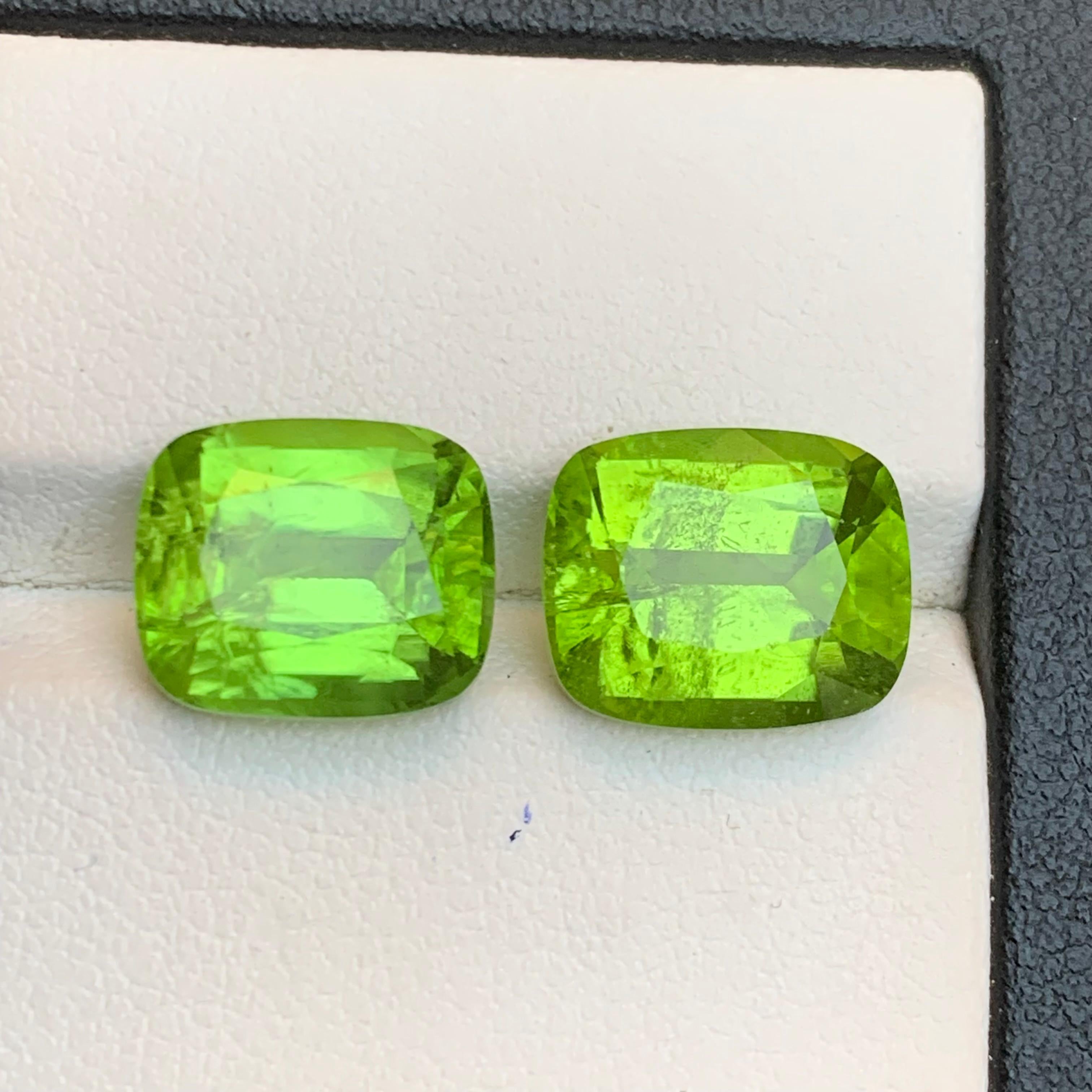 Paire de boucles d'oreilles en péridot vert vif 11.60Ct Cushion Cut Natural Loose Gemstone en vente 2