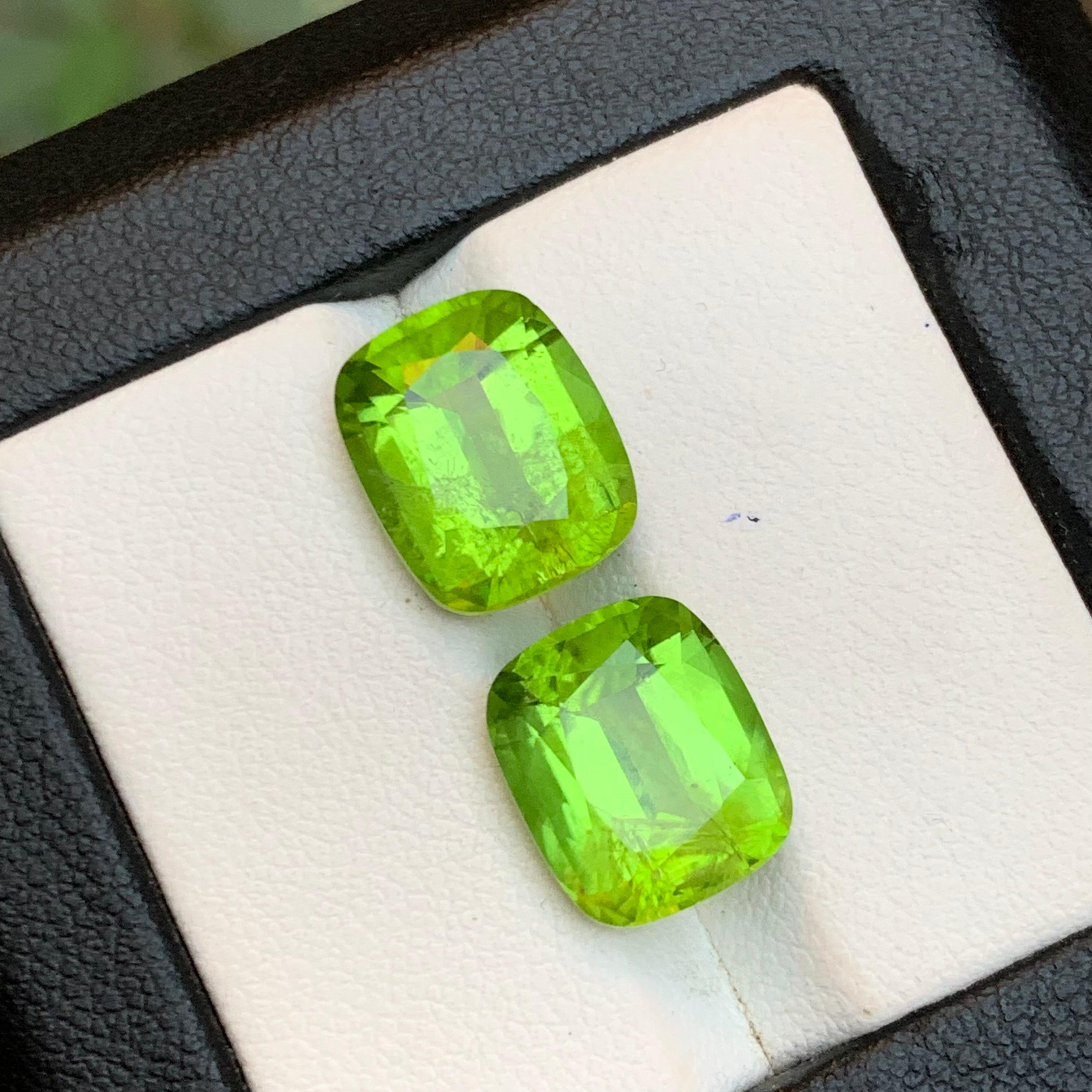 Paire de boucles d'oreilles en péridot vert vif 11.60Ct Cushion Cut Natural Loose Gemstone en vente 3