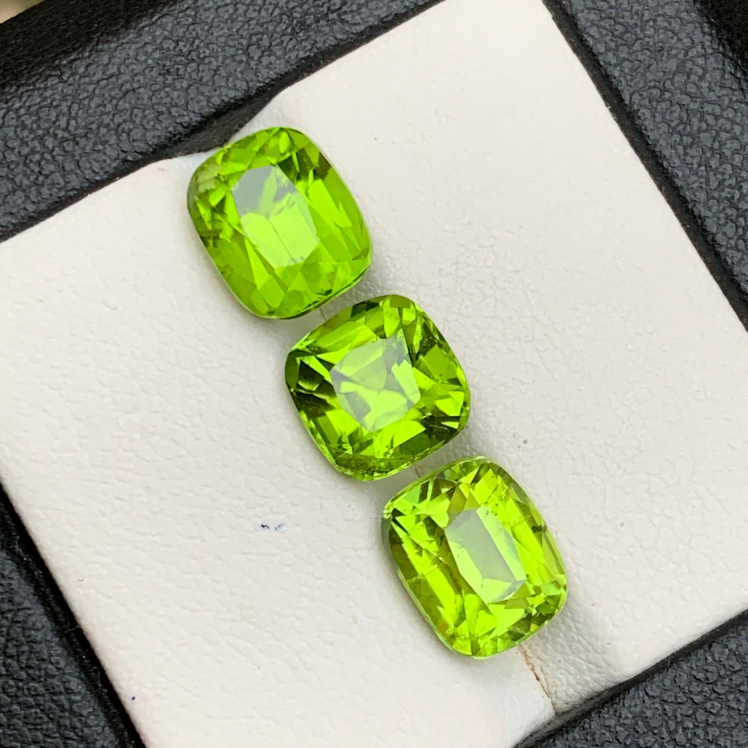 Vivid Green Peridot 12 Ct Cushion Cut Natural Lose Edelsteine Paket für Schmuck (Zeitgenössisch) im Angebot
