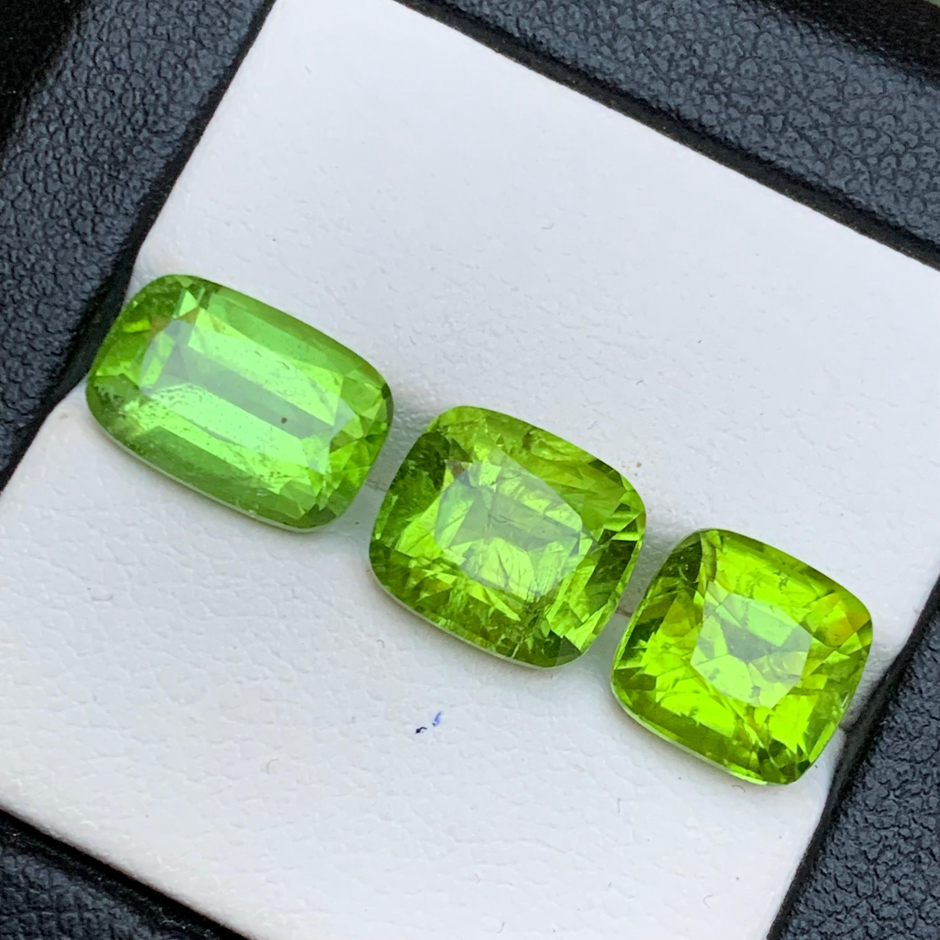 Contemporaneo Peridoto verde vivo 12.80 Ct Taglio Cuscino Gemme Naturali Sciolte Pacco-Gioielli in vendita