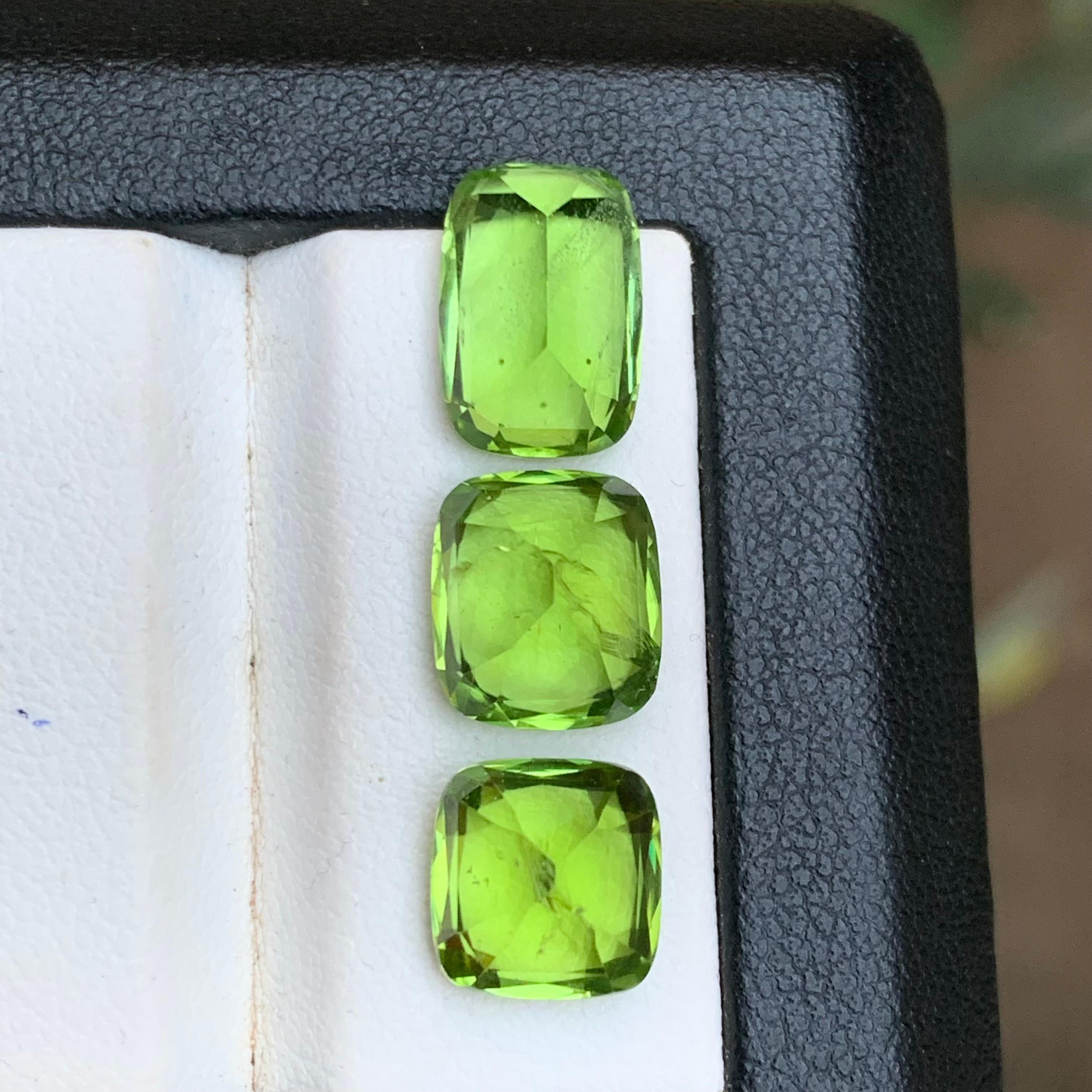 Peridoto verde vivo 12.80 Ct Taglio Cuscino Gemme Naturali Sciolte Pacco-Gioielli In condizioni Nuovo in vendita a Peshawar, PK
