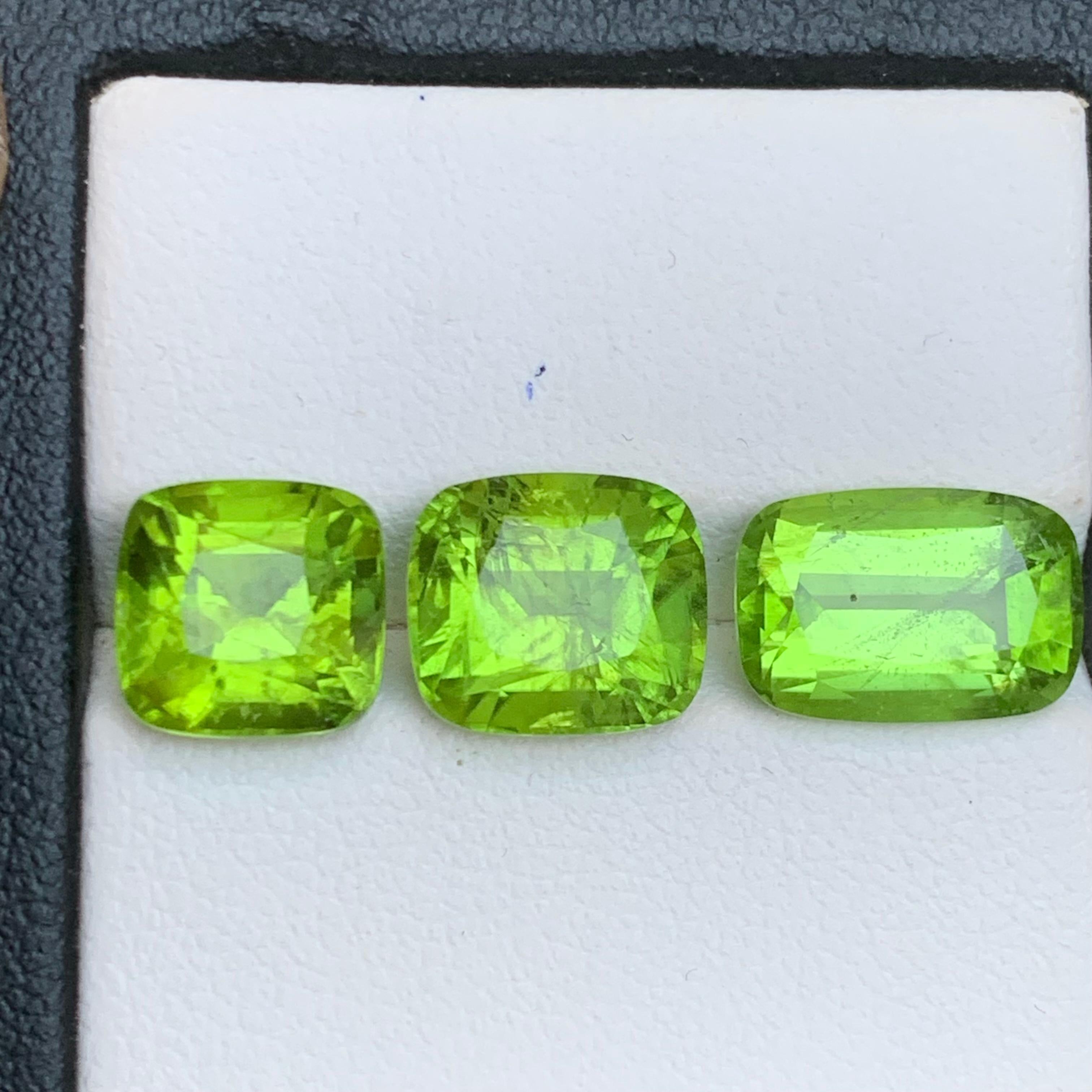 da uomo o donna Peridoto verde vivo 12.80 Ct Taglio Cuscino Gemme Naturali Sciolte Pacco-Gioielli in vendita