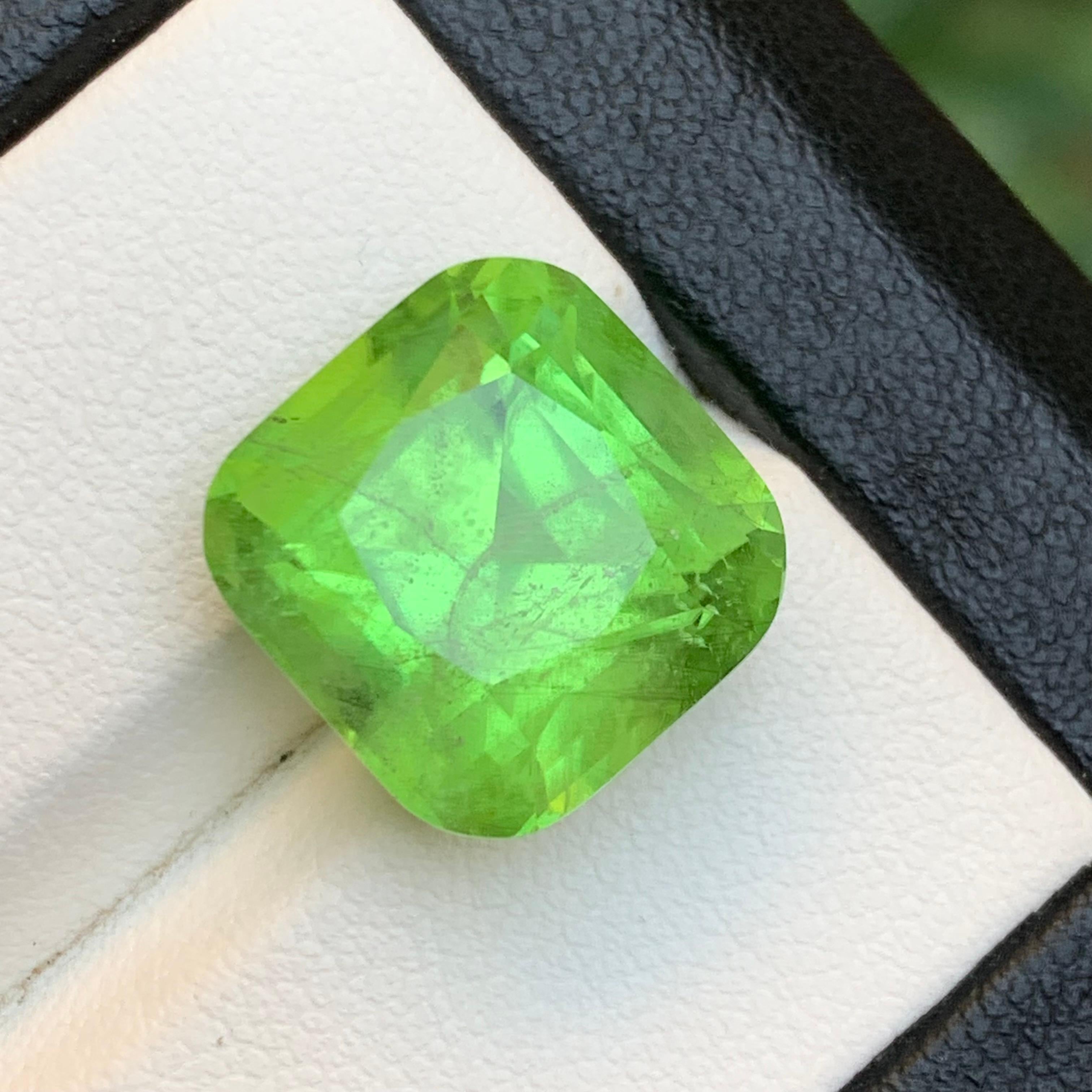 Contemporain Greene & Greene Greene 13.80 Ct Natural Loose Gemstone Square Cushion Cut (péridot vert vif, taille coussin)  Joaillerie en vente