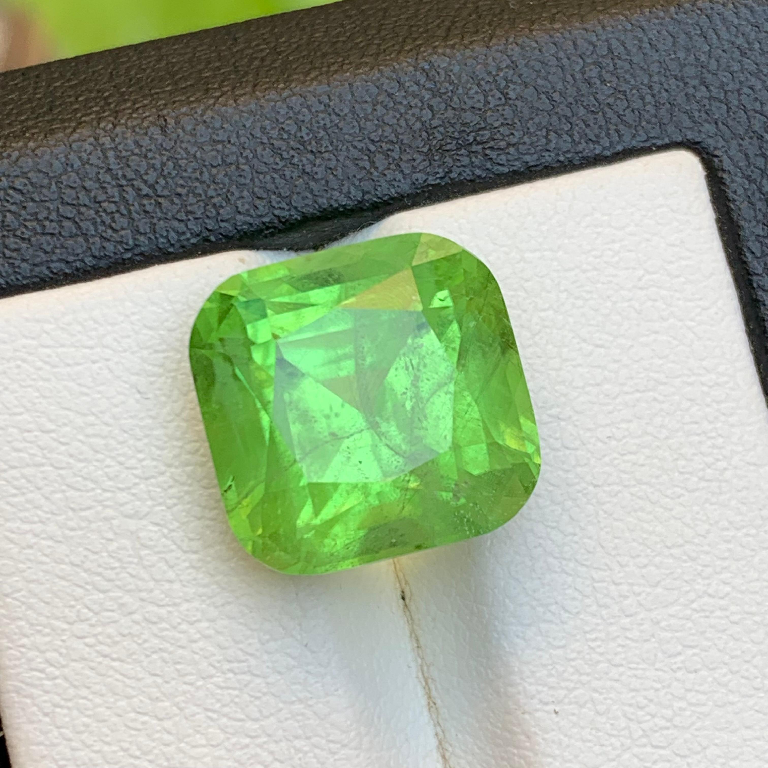 Greene & Greene Greene 13.80 Ct Natural Loose Gemstone Square Cushion Cut (péridot vert vif, taille coussin)  Joaillerie Unisexe en vente