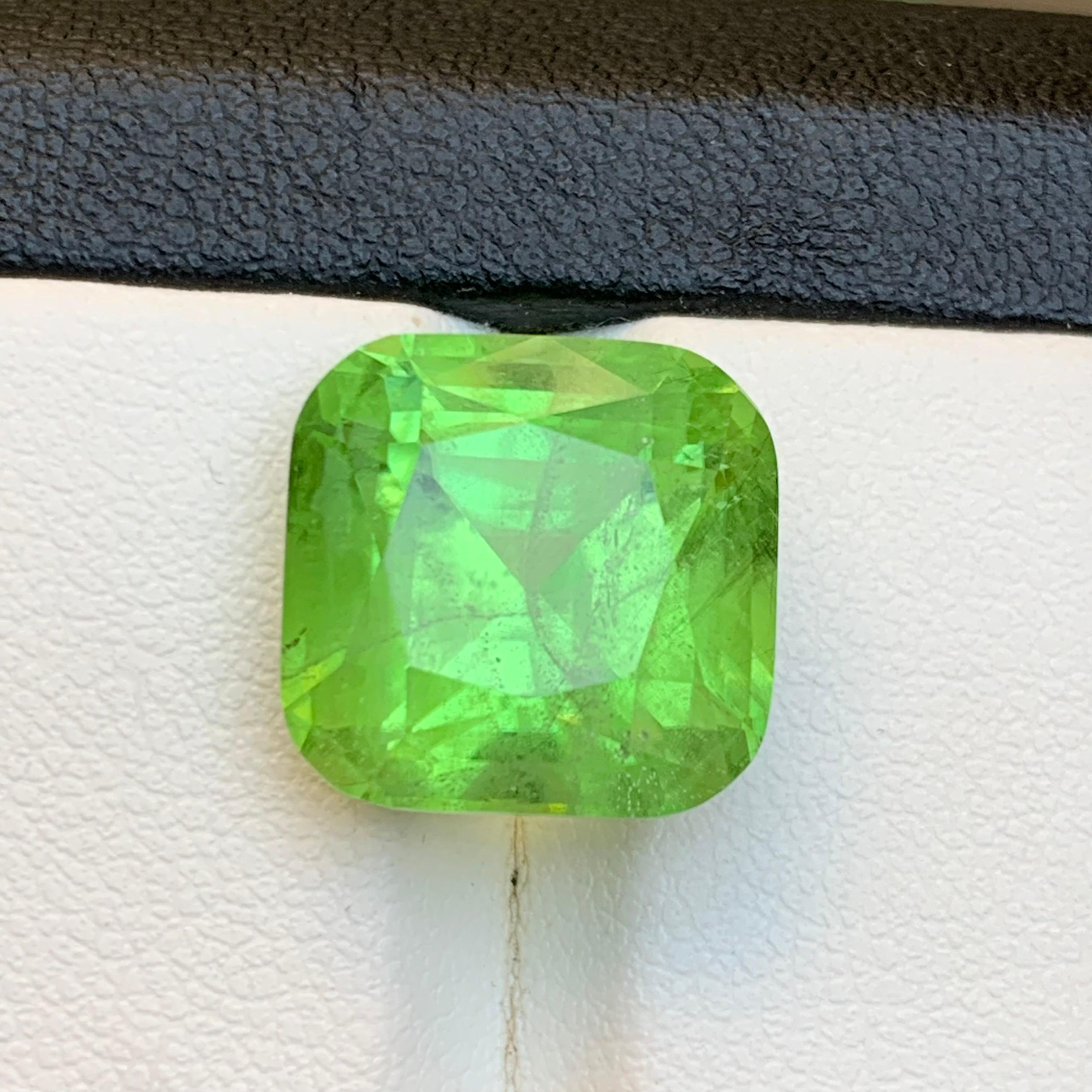 Greene & Greene Greene 13.80 Ct Natural Loose Gemstone Square Cushion Cut (péridot vert vif, taille coussin)  Joaillerie en vente 2