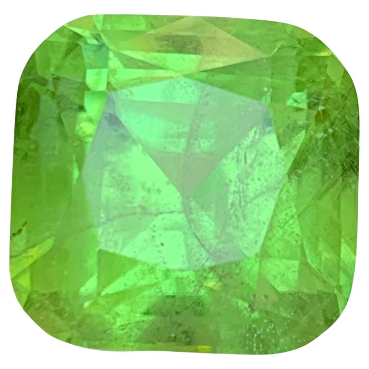Lebendiger grüner Peridot 13,80 Karat Natürlicher loser Edelstein Quadratischer Kissenschliff Schmuck