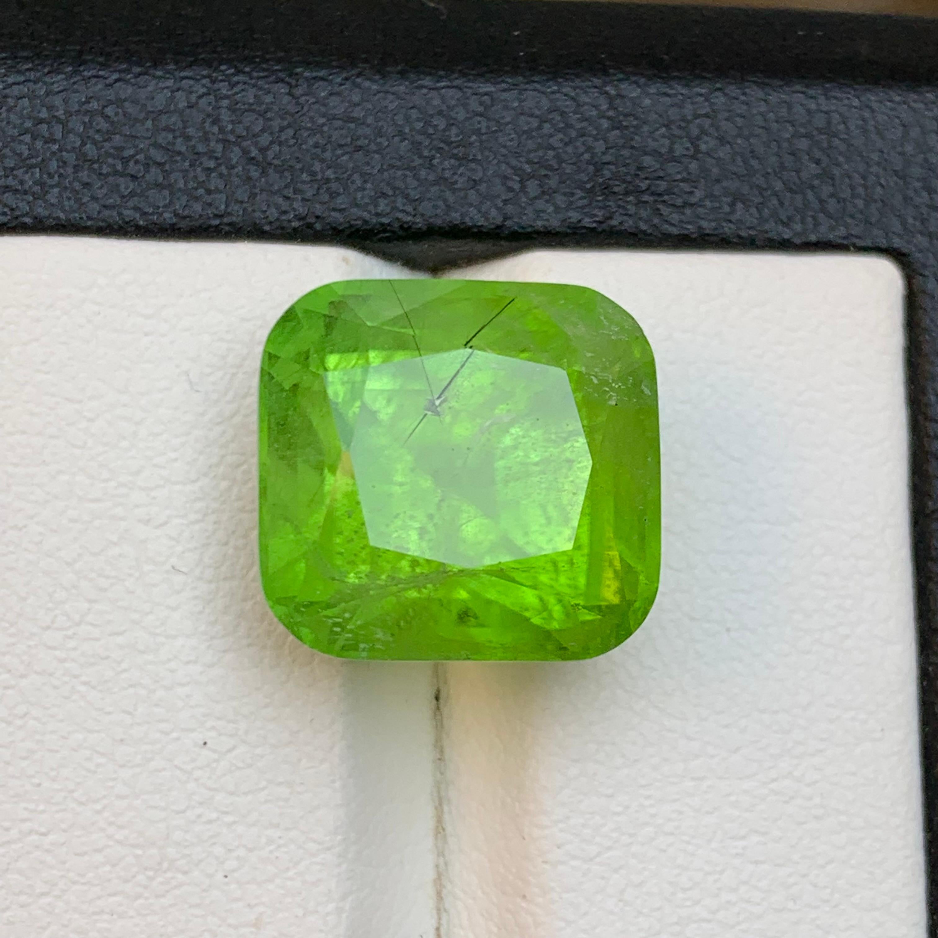 Contemporaneo Peridoto verde vivo 16,30 carati Gemma naturale sfusa - taglio a cuscino quadrato-Gioielli in vendita