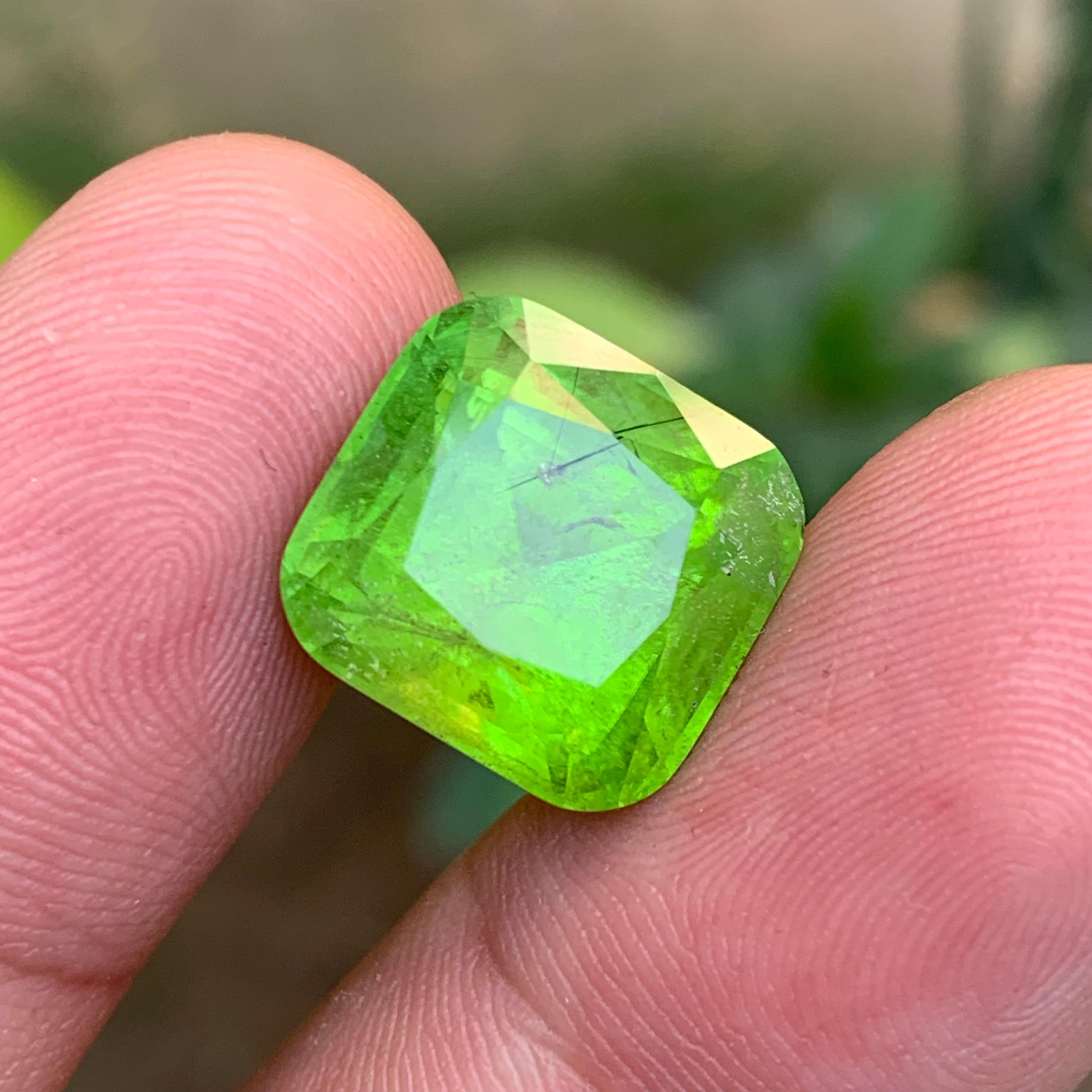 Peridoto verde vivo 16,30 carati Gemma naturale sfusa - taglio a cuscino quadrato-Gioielli In condizioni Nuovo in vendita a Peshawar, PK