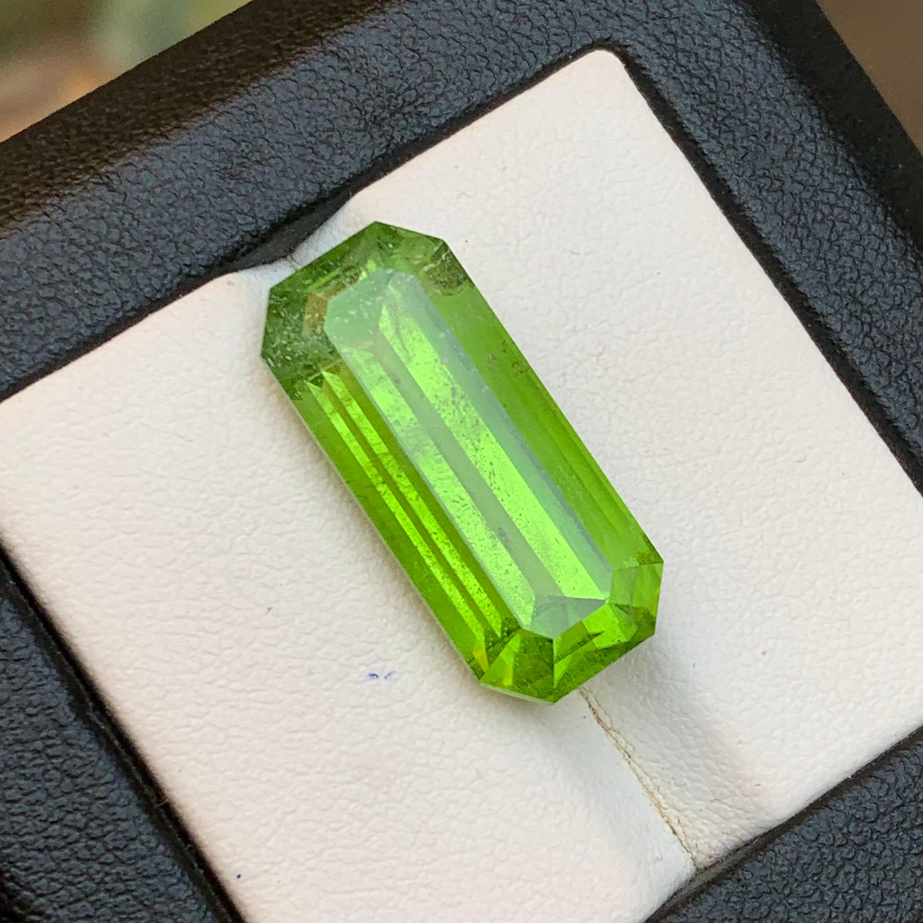 Vivid Green Peridot 17.83 Ct Emerald Cut Natural Loose Gemstone for Ring/Pendant For Sale 5