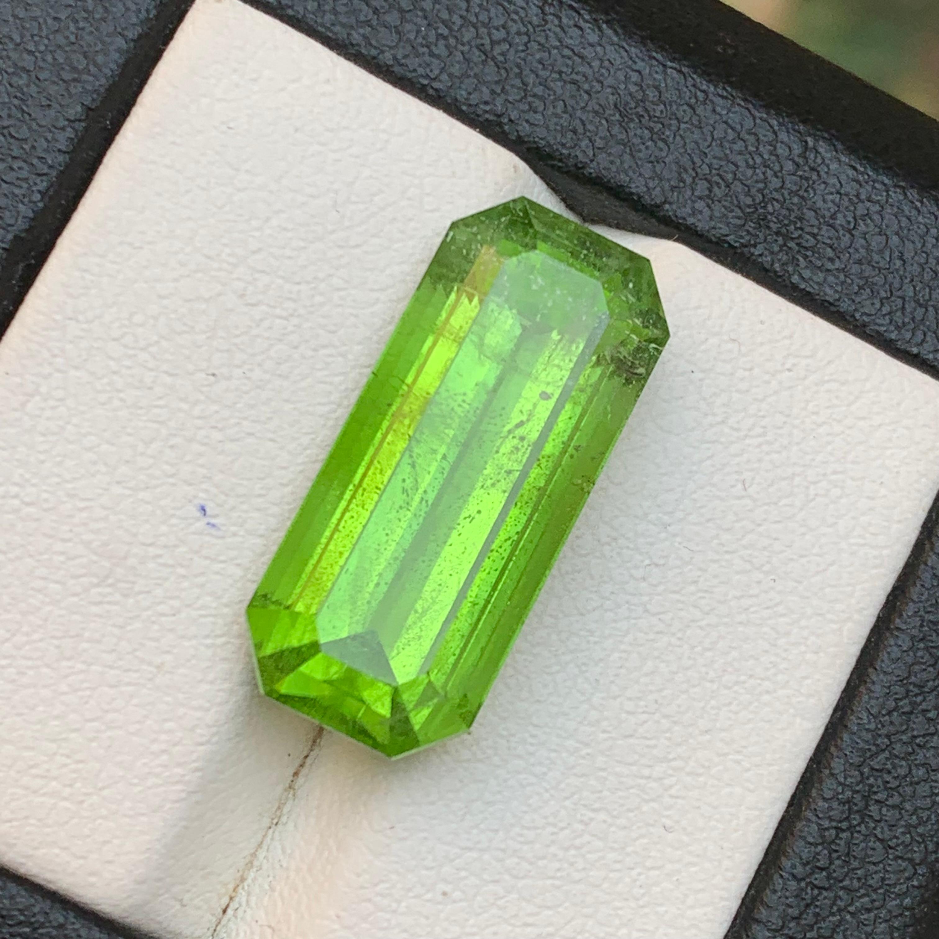 Vivid Green Peridot 17.83 Ct Emerald Cut Natural Loose Gemstone for Ring/Pendant For Sale 6